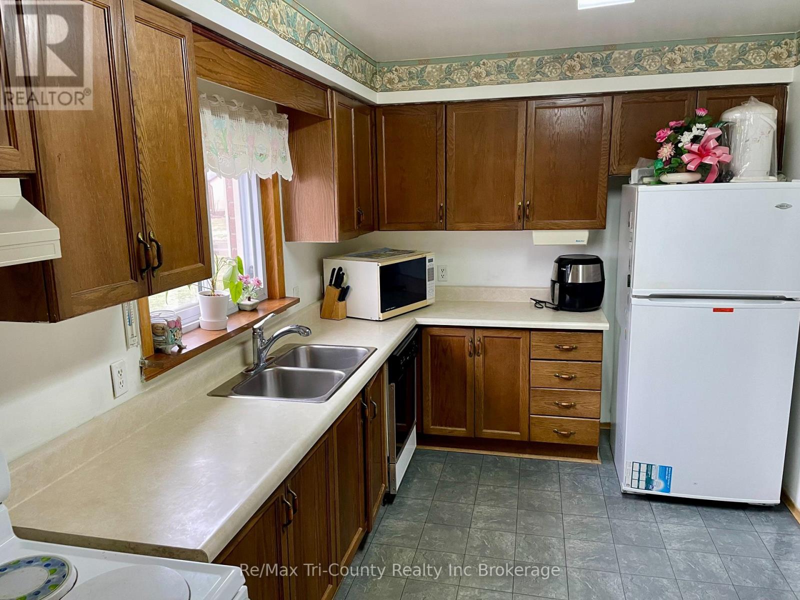 38 Adams Avenue, Tillsonburg, Ontario  N4G 5B3 - Photo 8 - X12053304