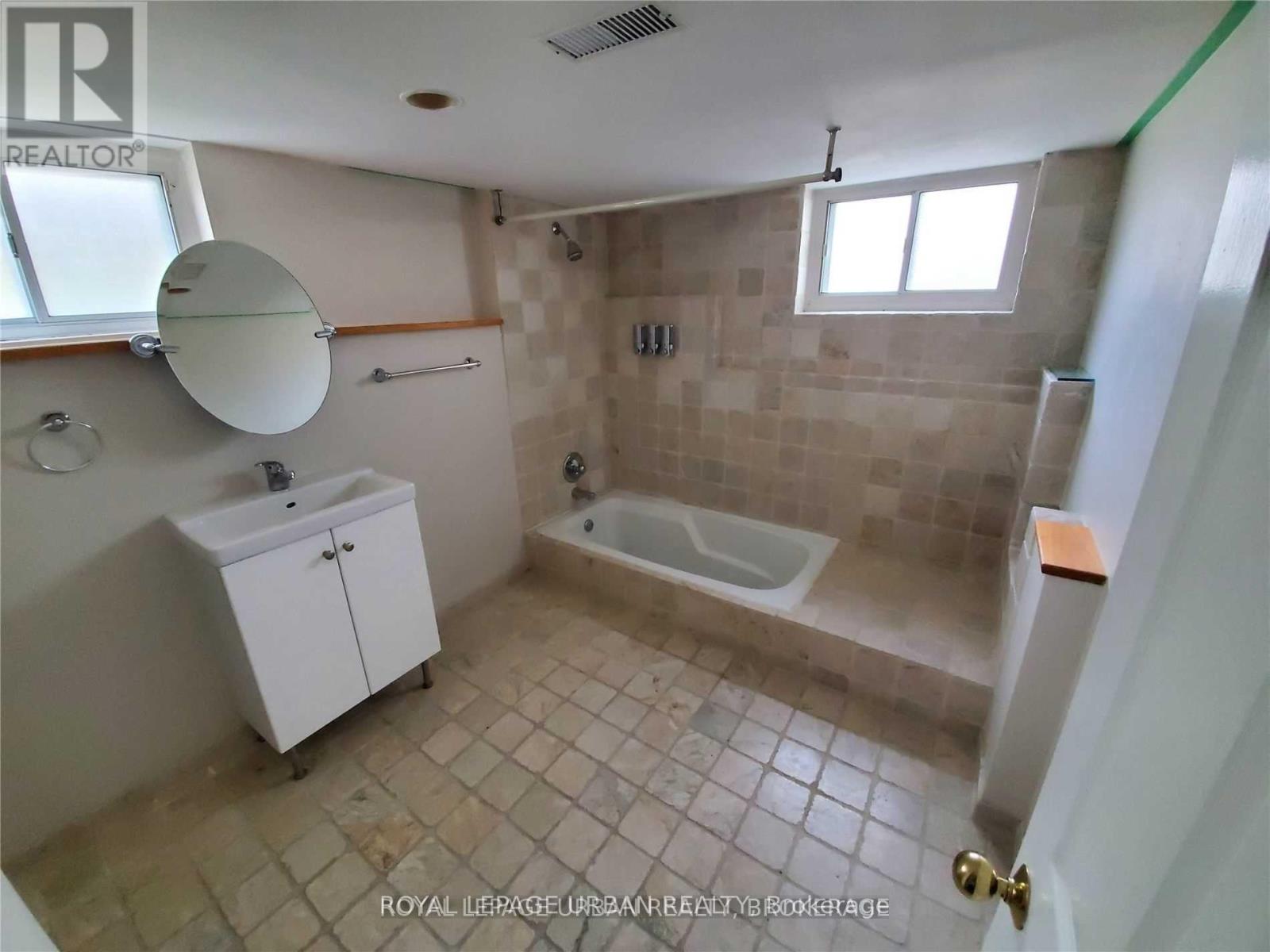 130 Yardley Avenue, Toronto, Ontario  M4B 2B2 - Photo 5 - E12059073