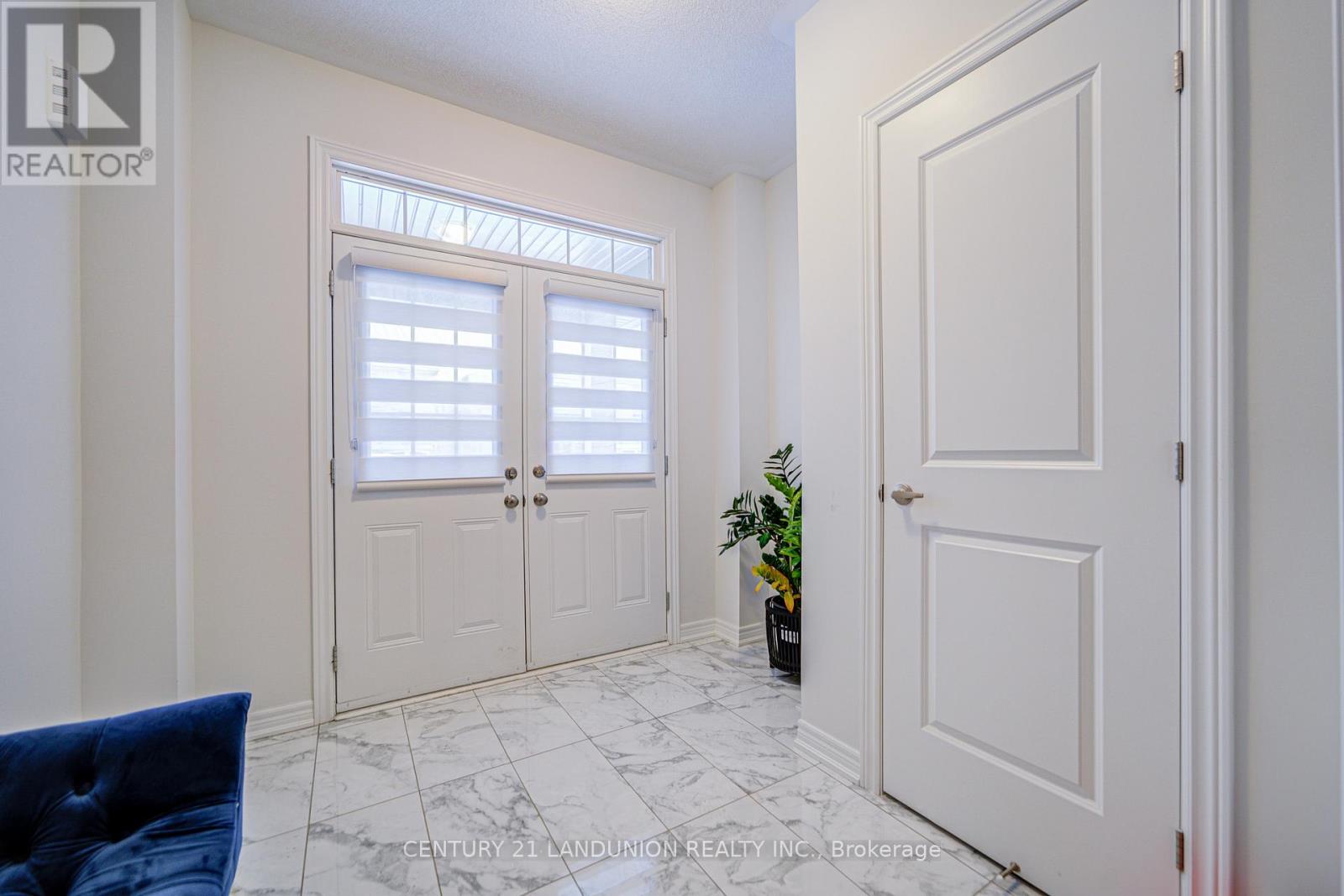 69 Bud Leggett Crescent, Georgina, Ontario  L4P 0T1 - Photo 3 - N12059114