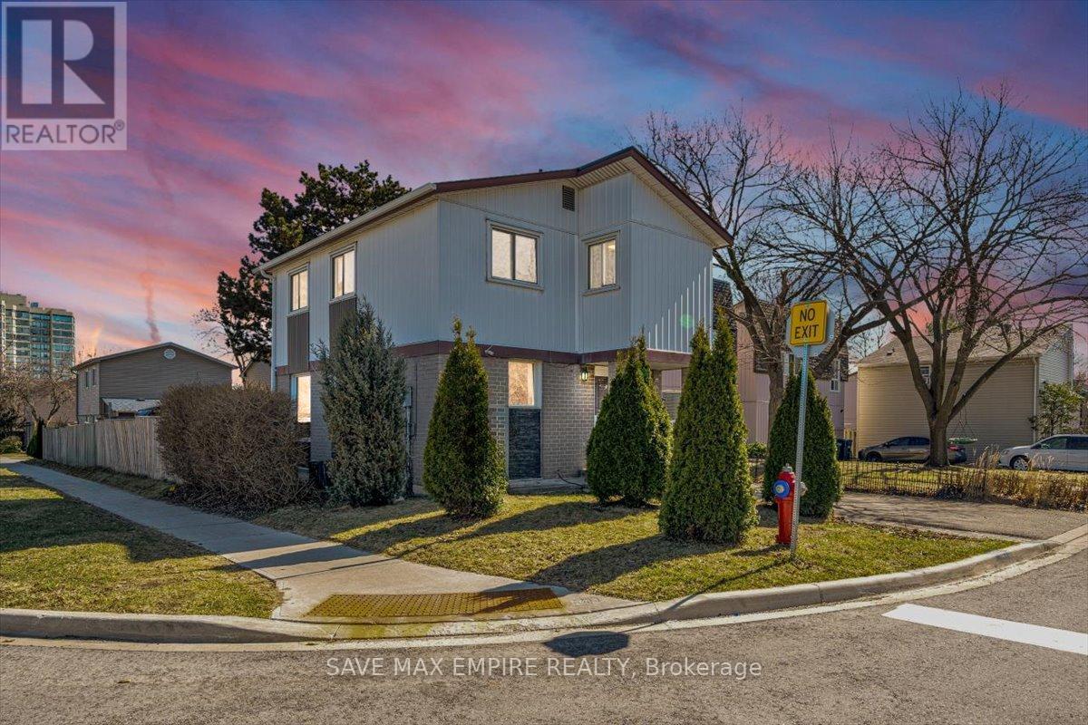 18 Hasting Square, Brampton, Ontario  L6S 2N8 - Photo 1 - W12059041