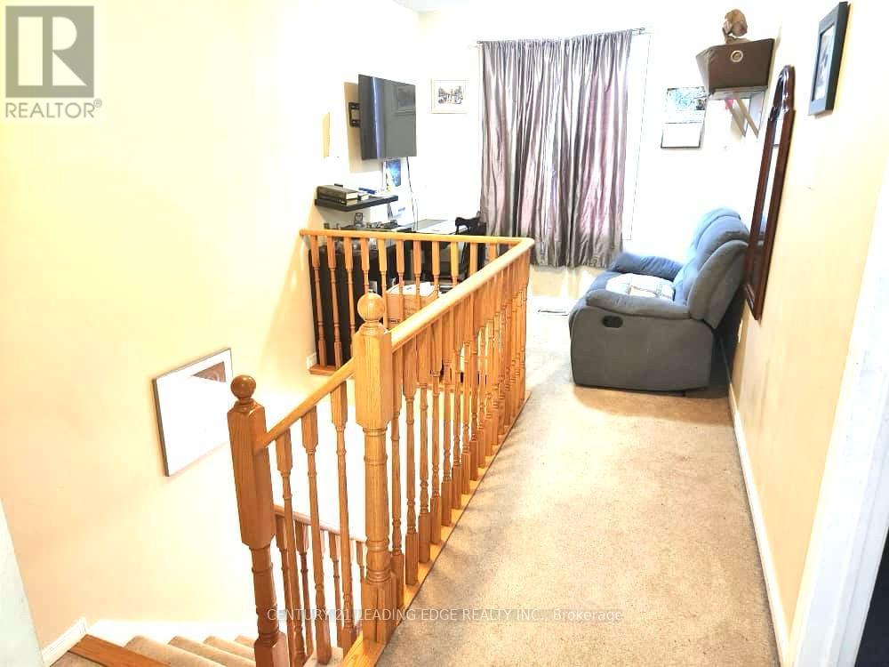 64 English Lane, Brantford, Ontario  N3T 0G9 - Photo 5 - X12059085
