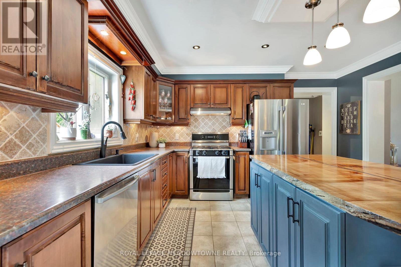 Property at 1 WOODSPRING COURT E image 3