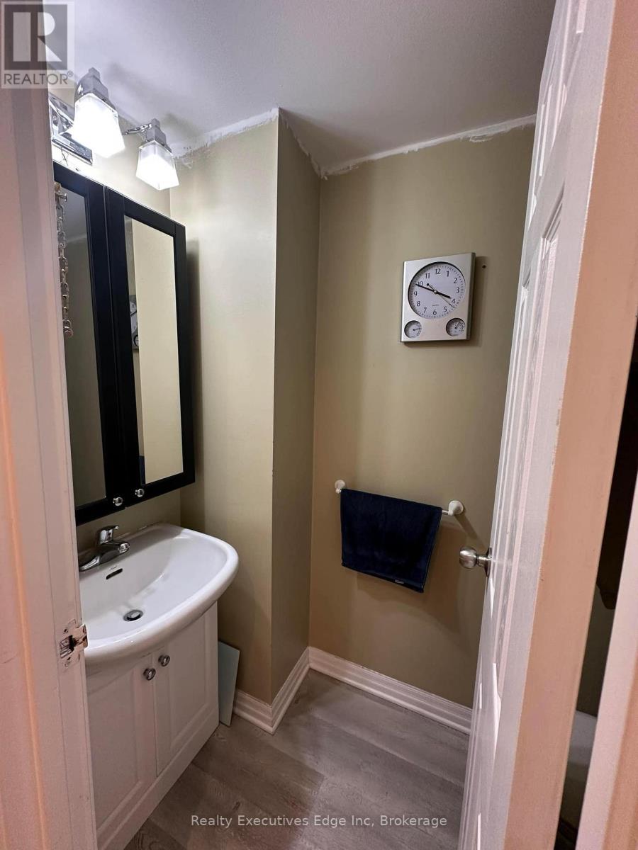 4 - 5982 Dunn Street, Niagara Falls, Ontario  L2G 7J9 - Photo 9 - X12059304