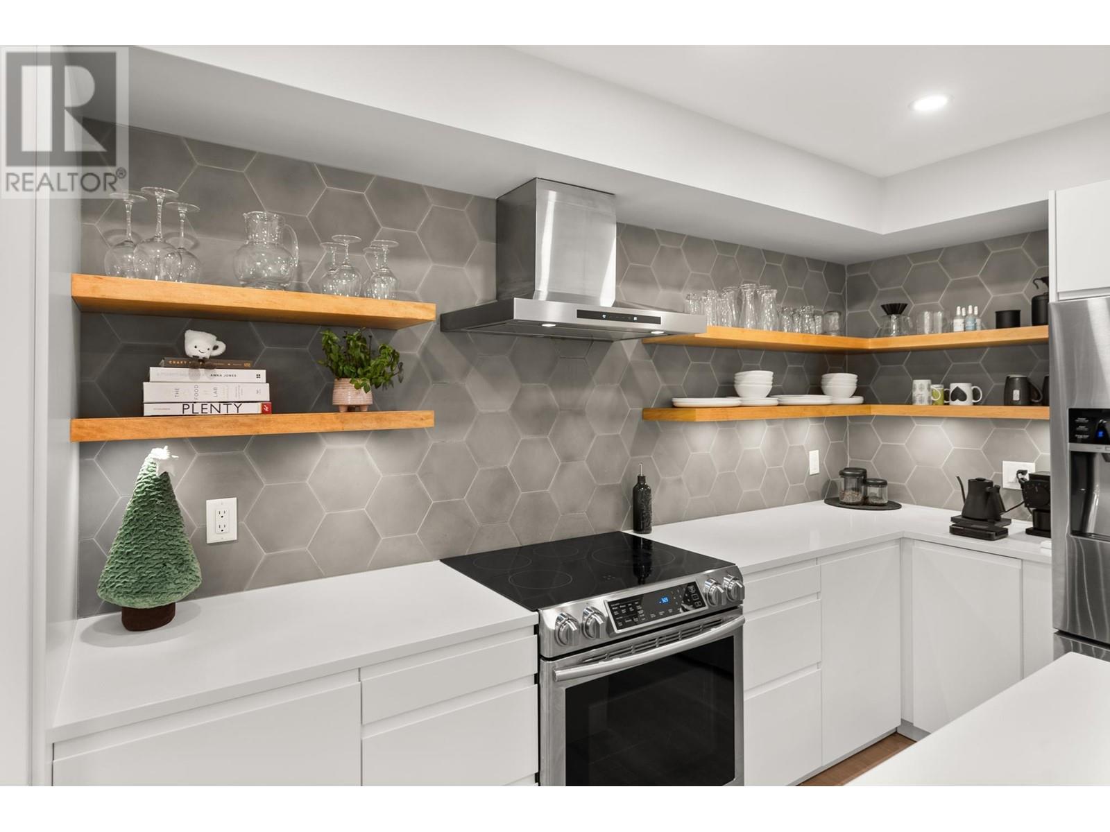 150 W 18th Street, North Vancouver, British Columbia  V7M 1W4 - Photo 3 - R2985665