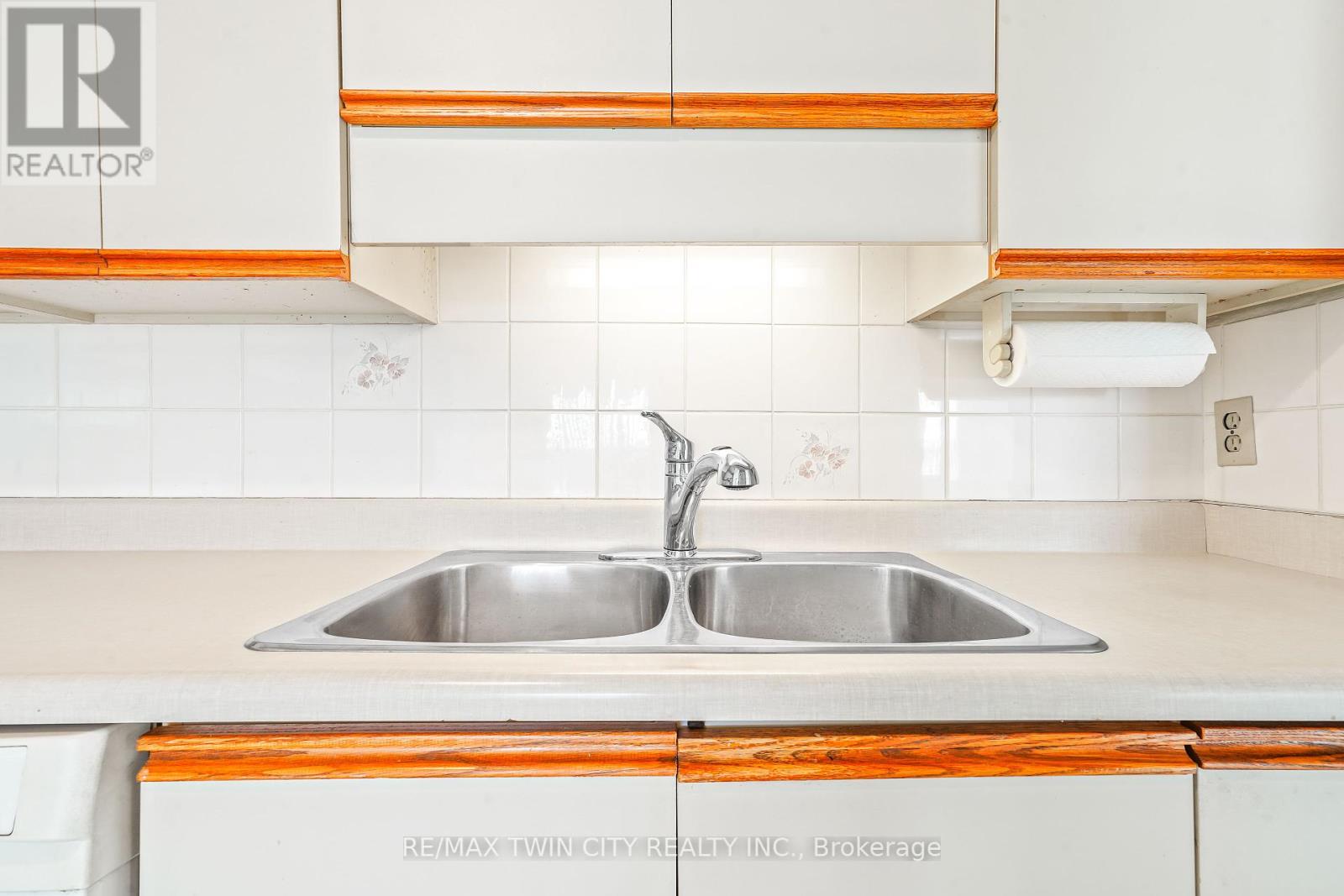 301 - 421 Fairview Drive, Brantford, Ontario  N3R 7M3 - Photo 8 - X12059453