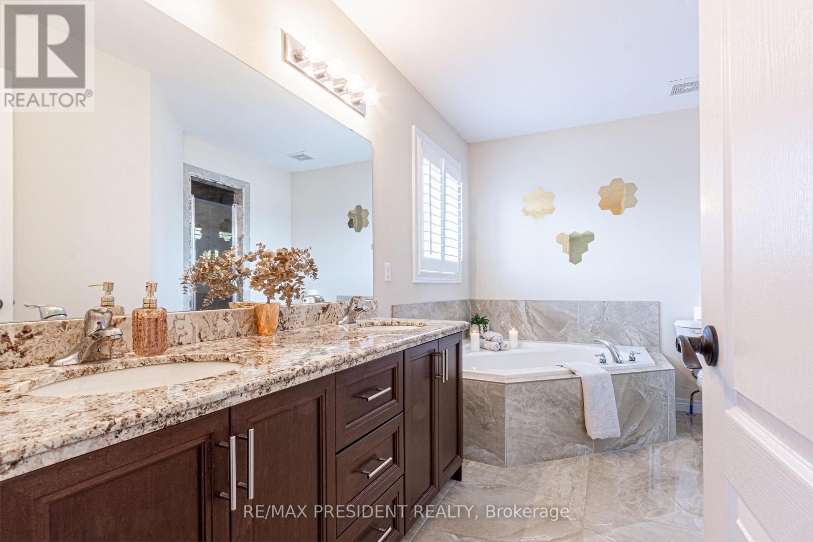 259 Winterberry Drive, Hamilton, Ontario  L8J 0J5 - Photo 24 - X12059482