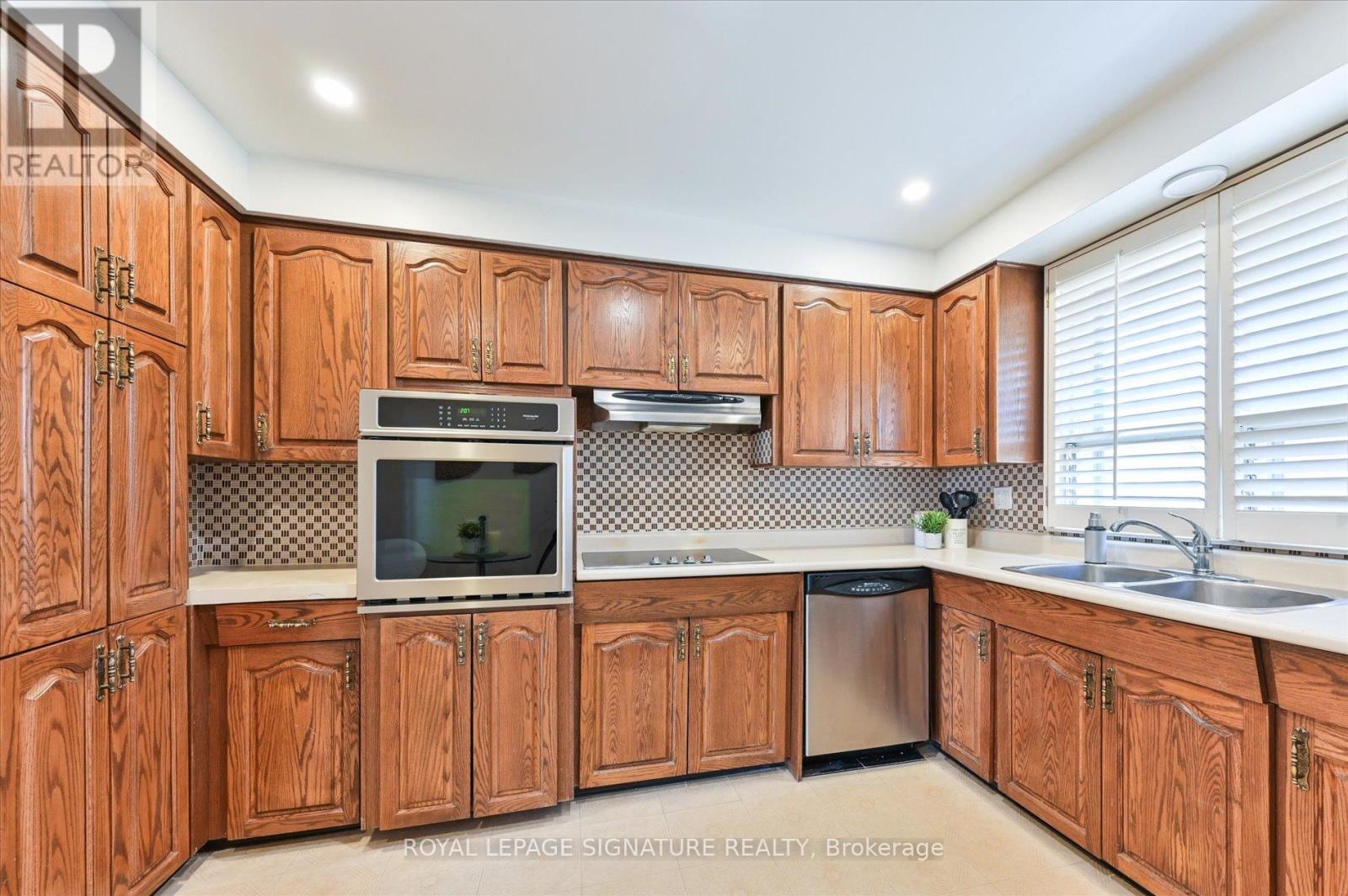 70 Anewen Drive, Toronto, Ontario  M4A 1S3 - Photo 11 - C12059526