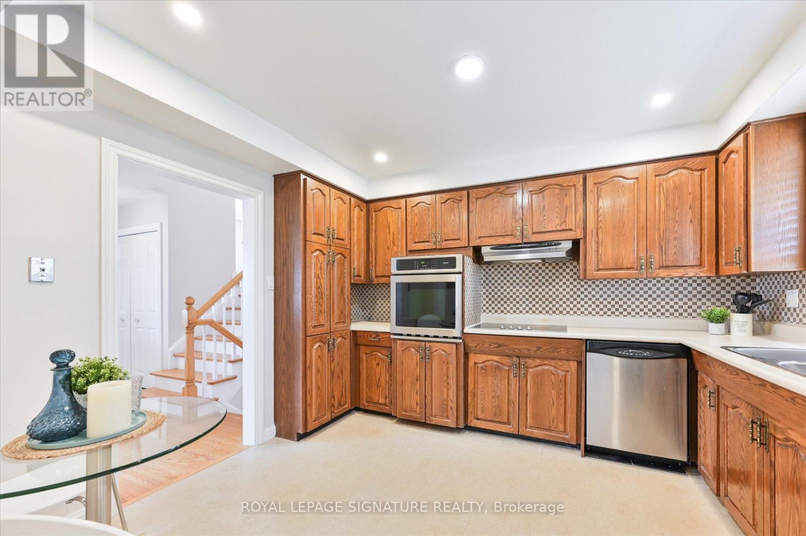 70 Anewen Drive, Toronto, Ontario  M4A 1S3 - Photo 9 - C12059526