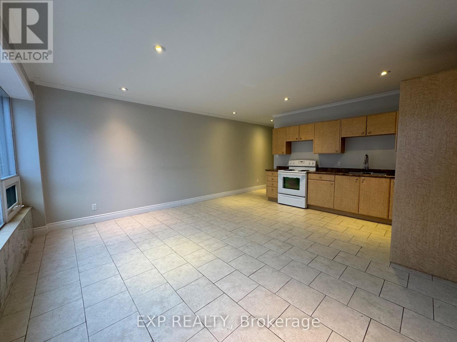 203 - 258 Lakeshore Road E, Mississauga, Ontario  L5G 1G9 - Photo 3 - W12059506