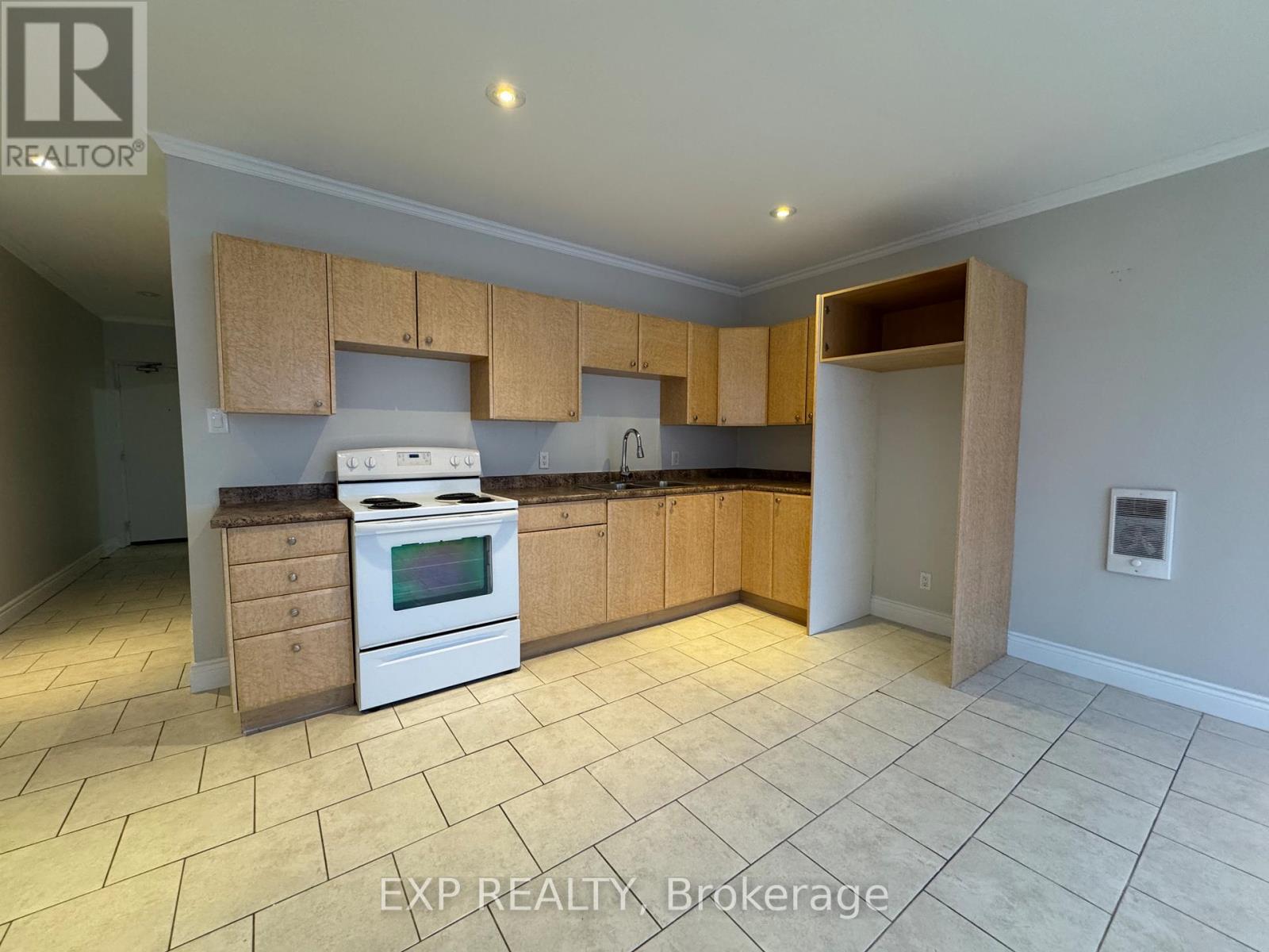 203 - 258 Lakeshore Road E, Mississauga, Ontario  L5G 1G9 - Photo 4 - W12059506