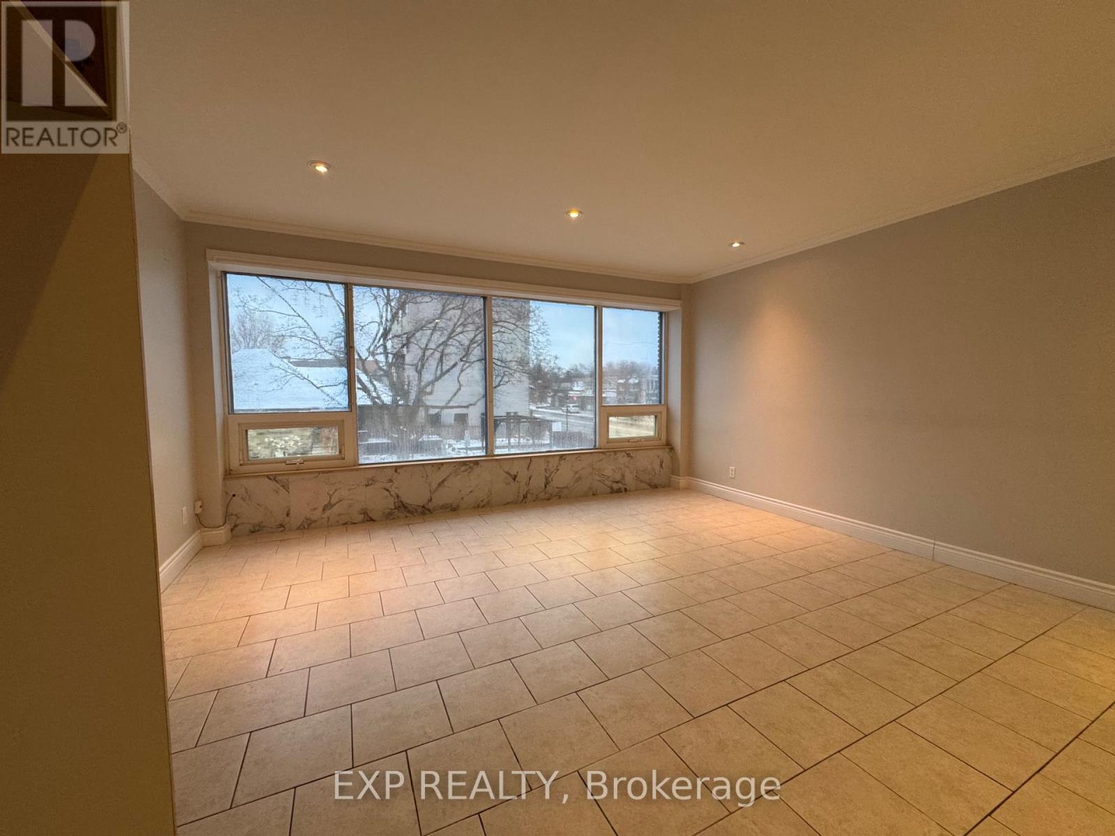 203 - 258 Lakeshore Road E, Mississauga, Ontario  L5G 1G9 - Photo 5 - W12059506