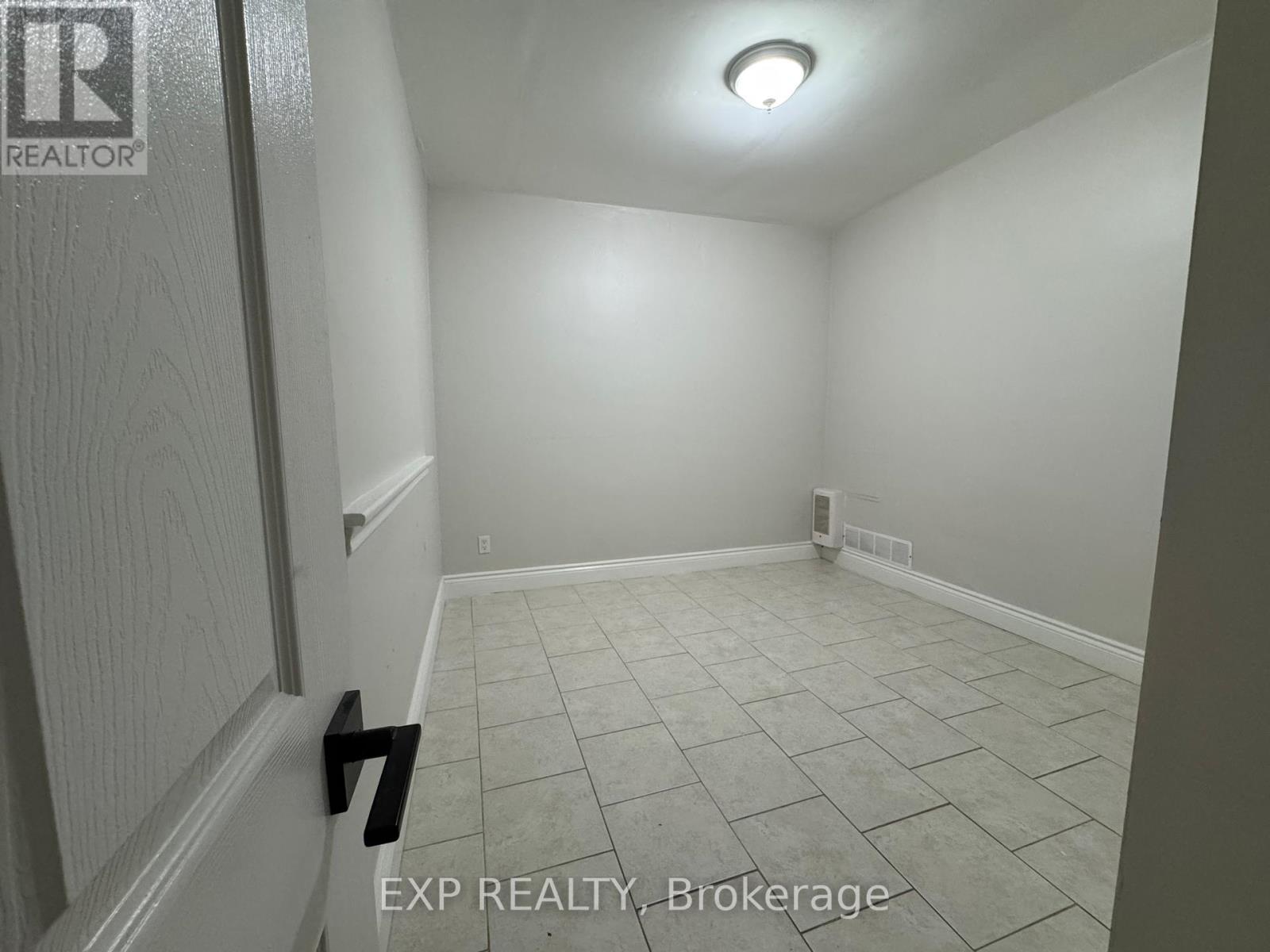 203 - 258 Lakeshore Road E, Mississauga, Ontario  L5G 1G9 - Photo 8 - W12059506