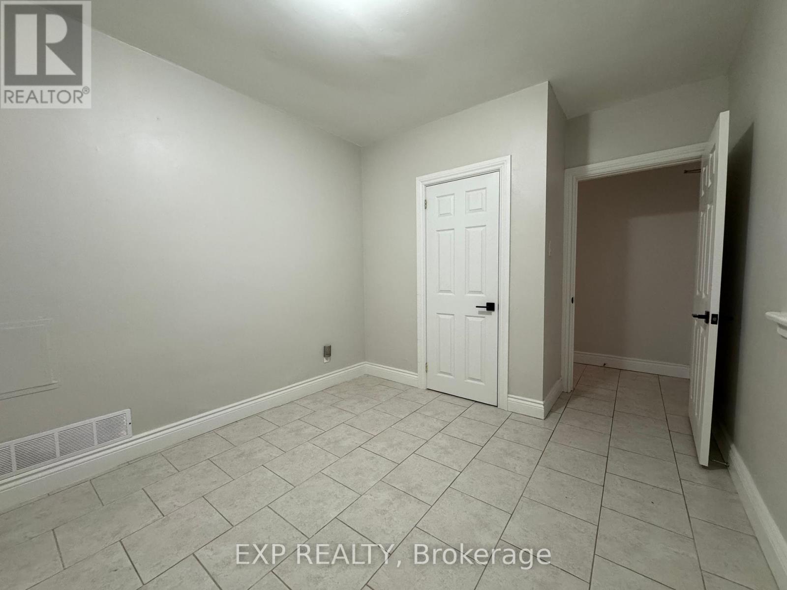 203 - 258 Lakeshore Road E, Mississauga, Ontario  L5G 1G9 - Photo 9 - W12059506