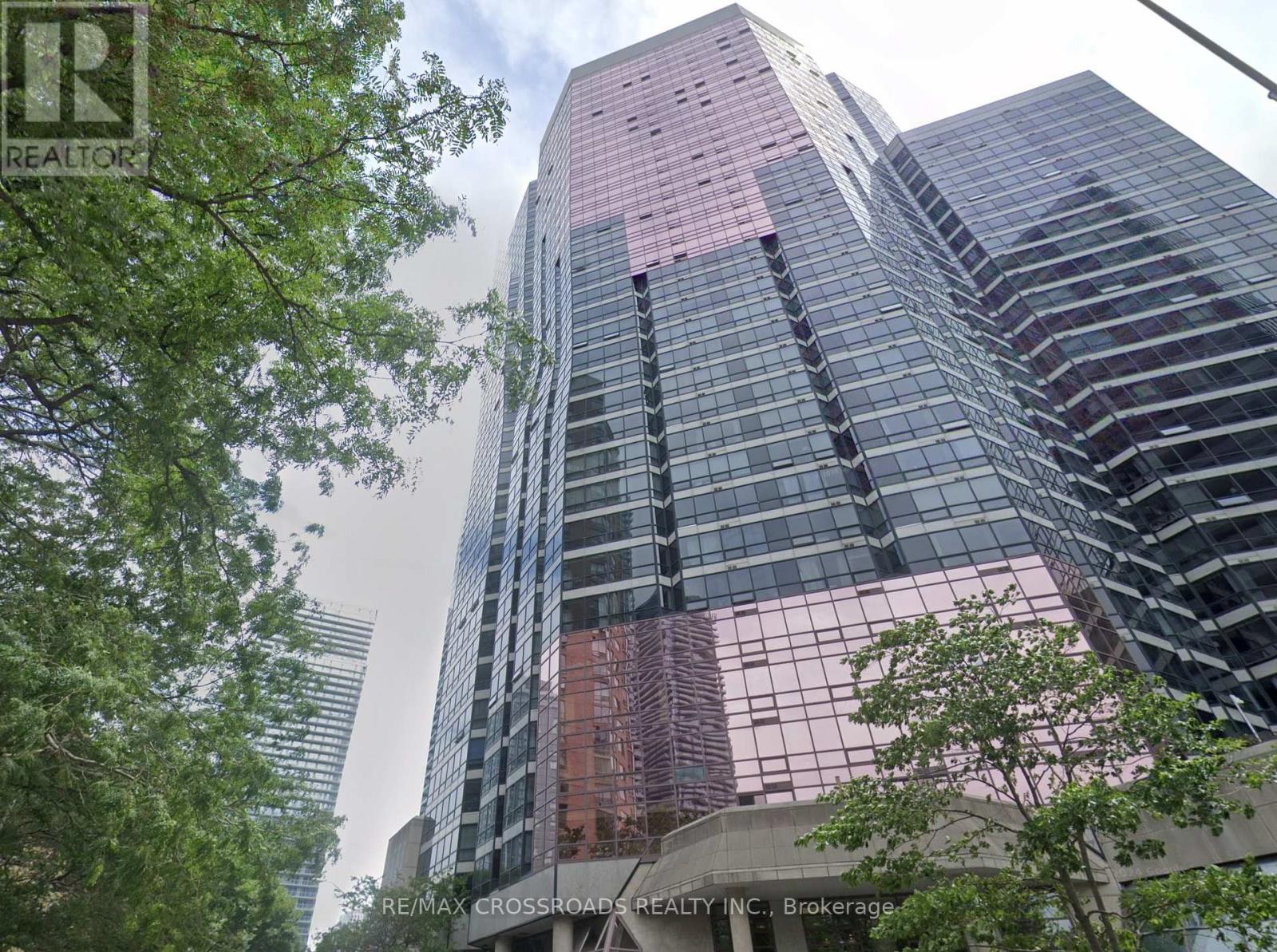 <div class="slider-price">$1,390,000</div><p>Ph02 - 1001 Bay Street, Toronto, Ontario</p>