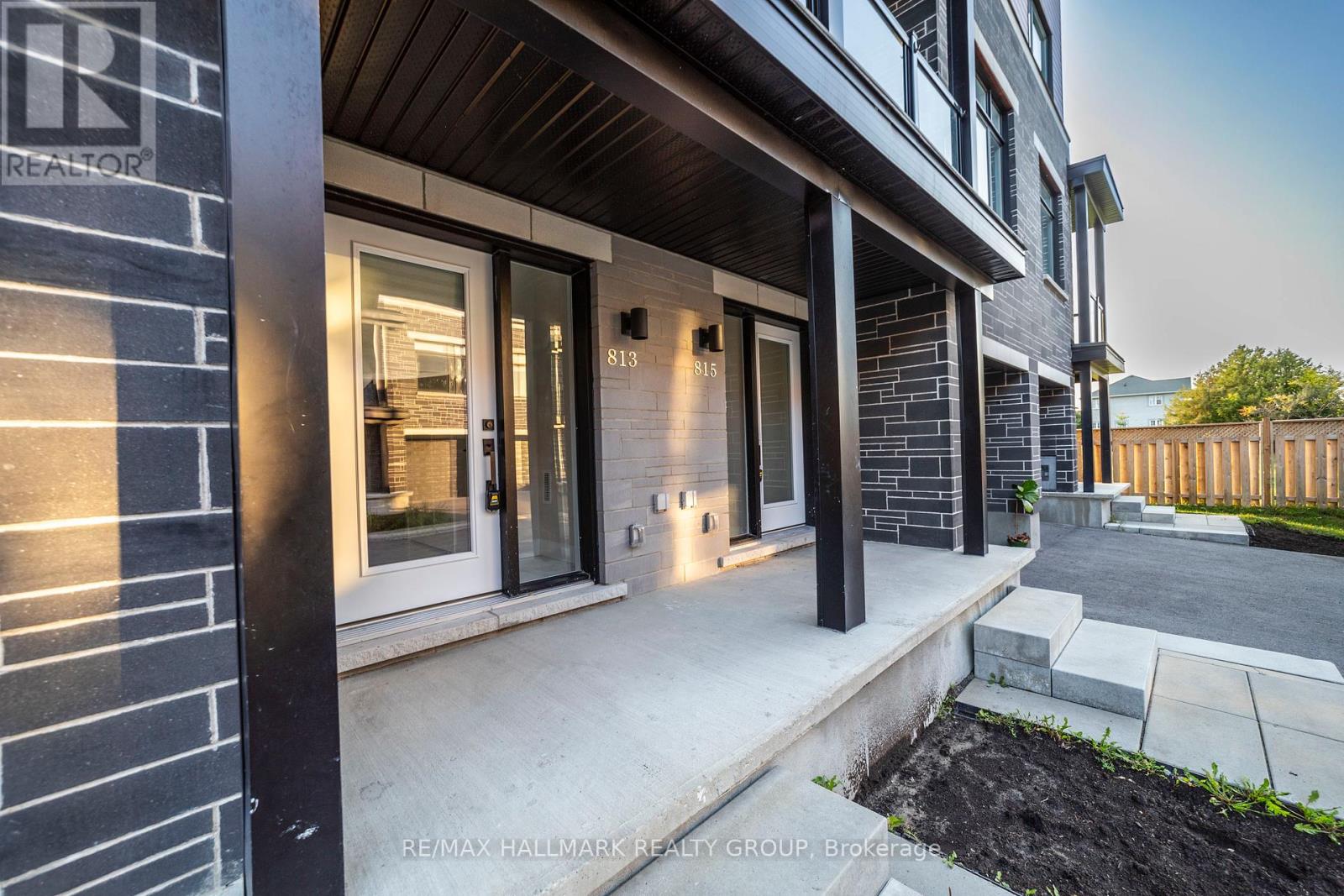 813 Star Private, Ottawa, Ontario  K2L 1W2 - Photo 2 - X12059700