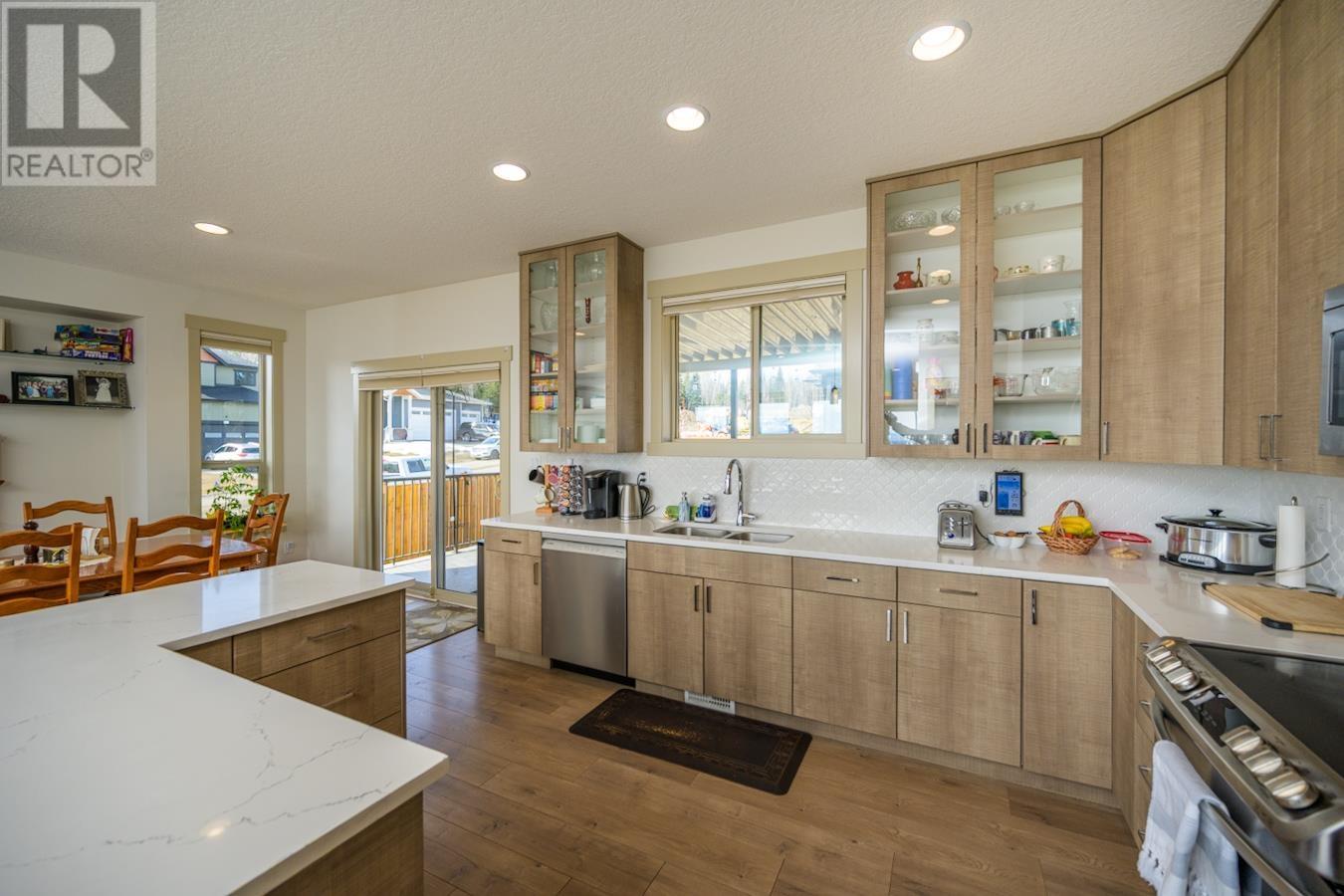 Property at 7689 EASTVIEW STREET image 3