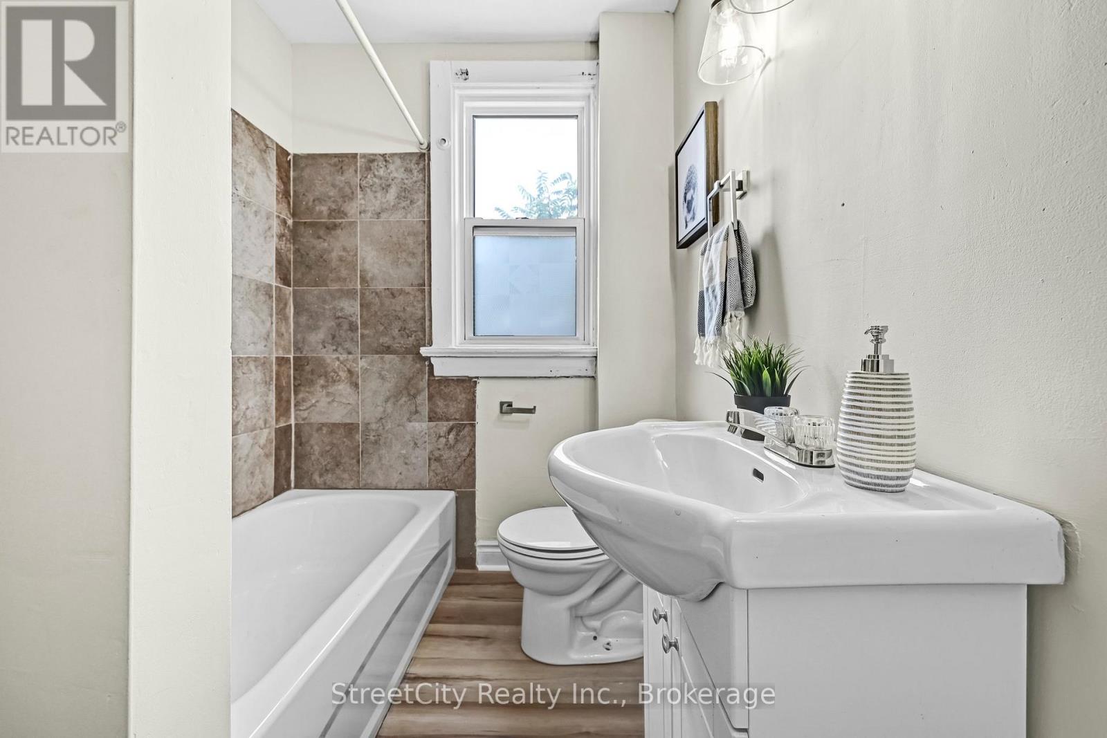 1 Milton Avenue, Hamilton, Ontario  L8L 6E5 - Photo 13 - X12059819