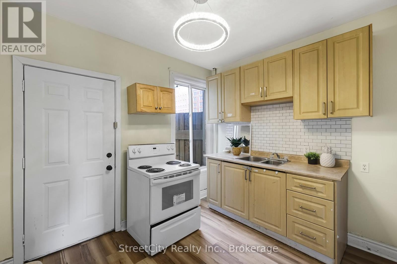 1 Milton Avenue, Hamilton, Ontario  L8L 6E5 - Photo 7 - X12059819