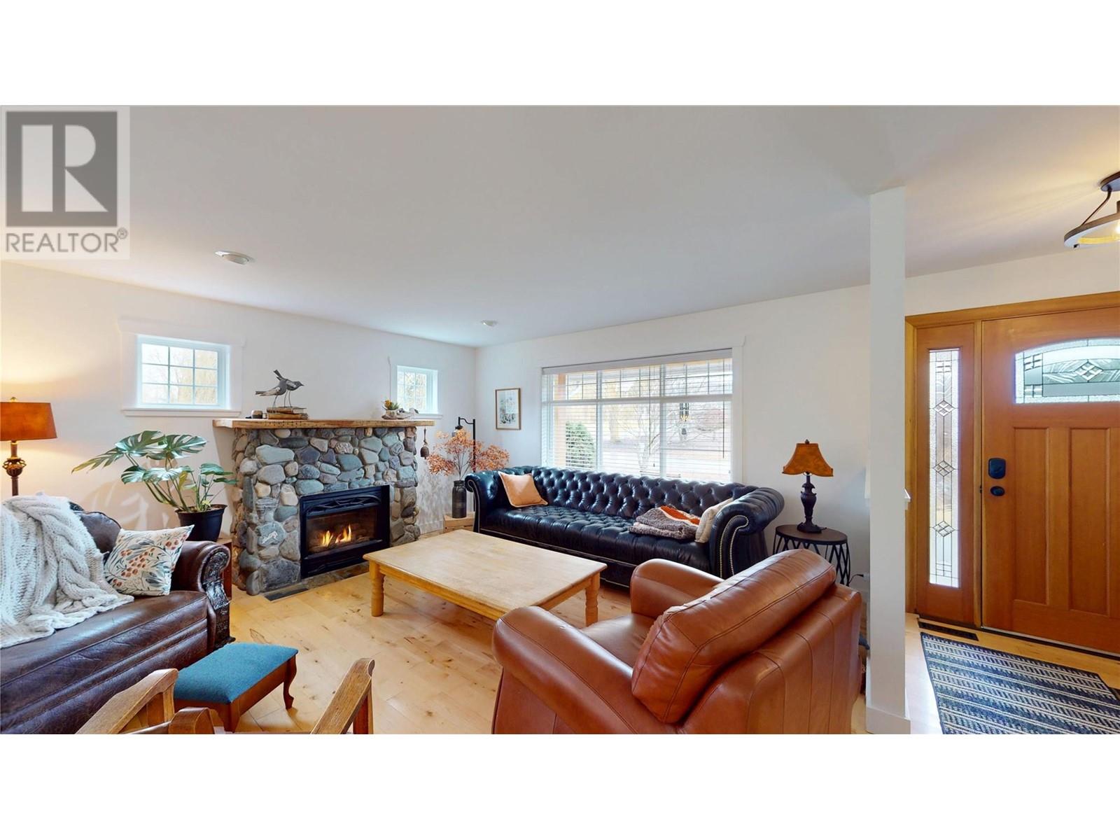 Property at 1324 8TH Avenue N image 3