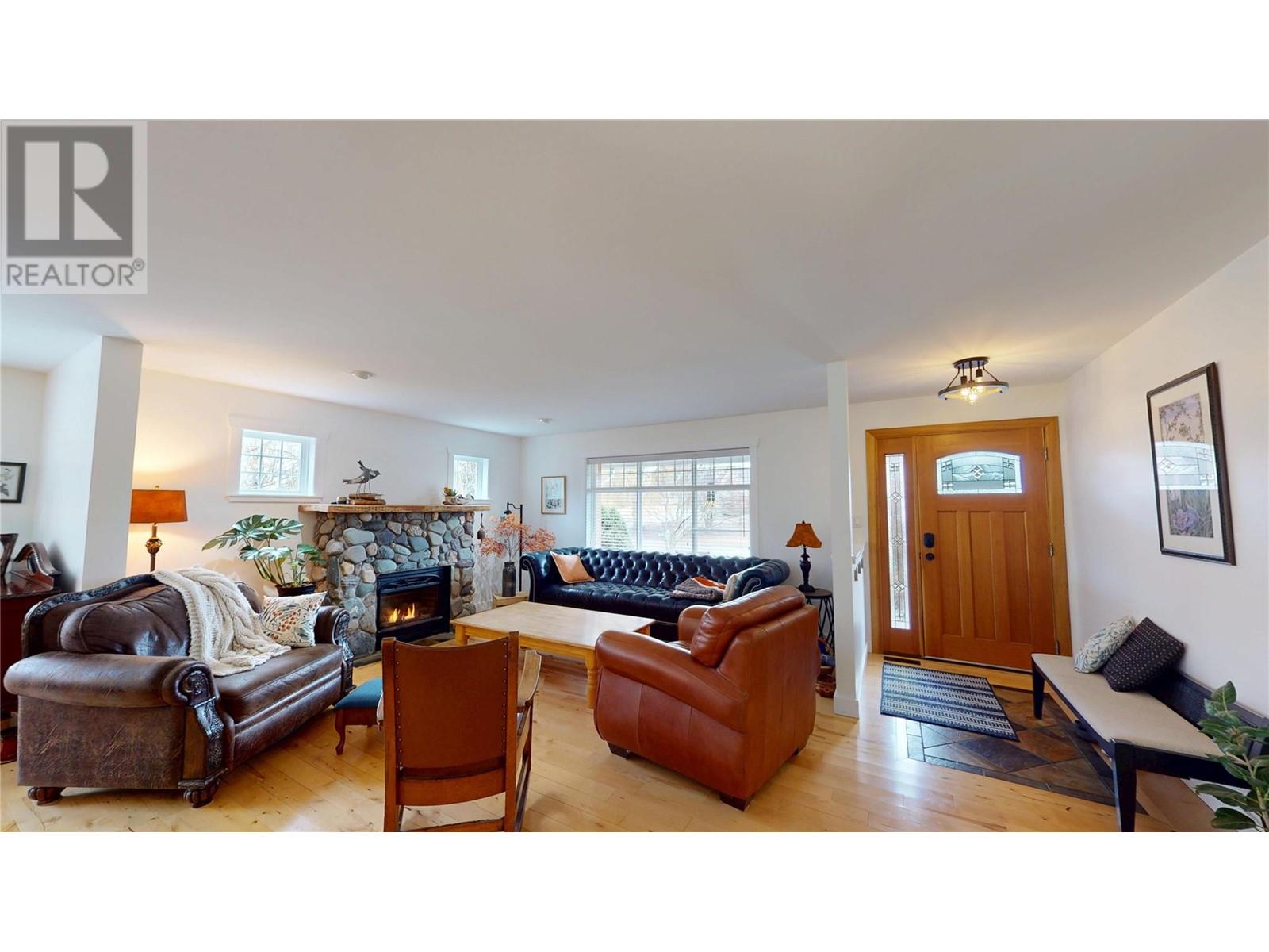 Property at 1324 8TH Avenue N image 4