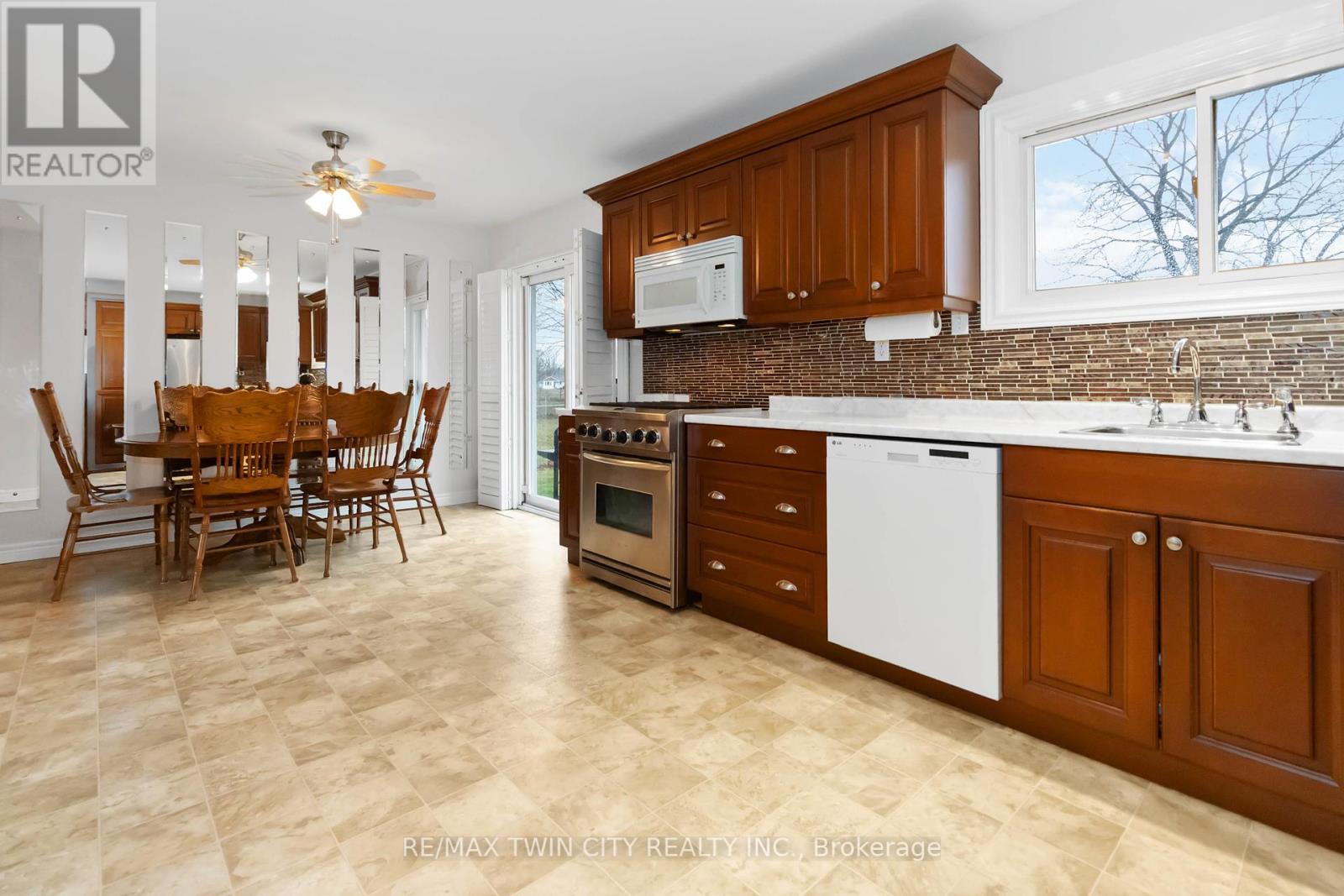 631 Mount Pleasant Road, Brant, Ontario  N3T 5L5 - Photo 12 - X12059808