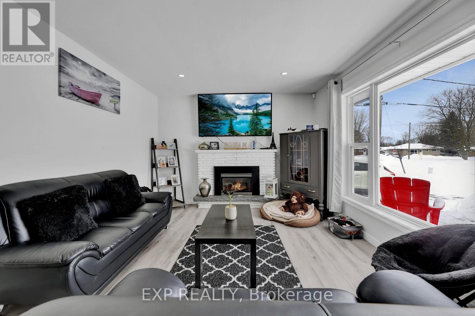 255 Edgewood Drive, Woodstock (Woodstock - North), Ontario  N4S 7P5 - Photo 4 - X12059932