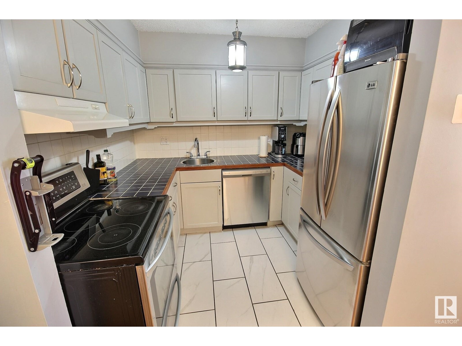 Property at 10152 87 AV NW image 3