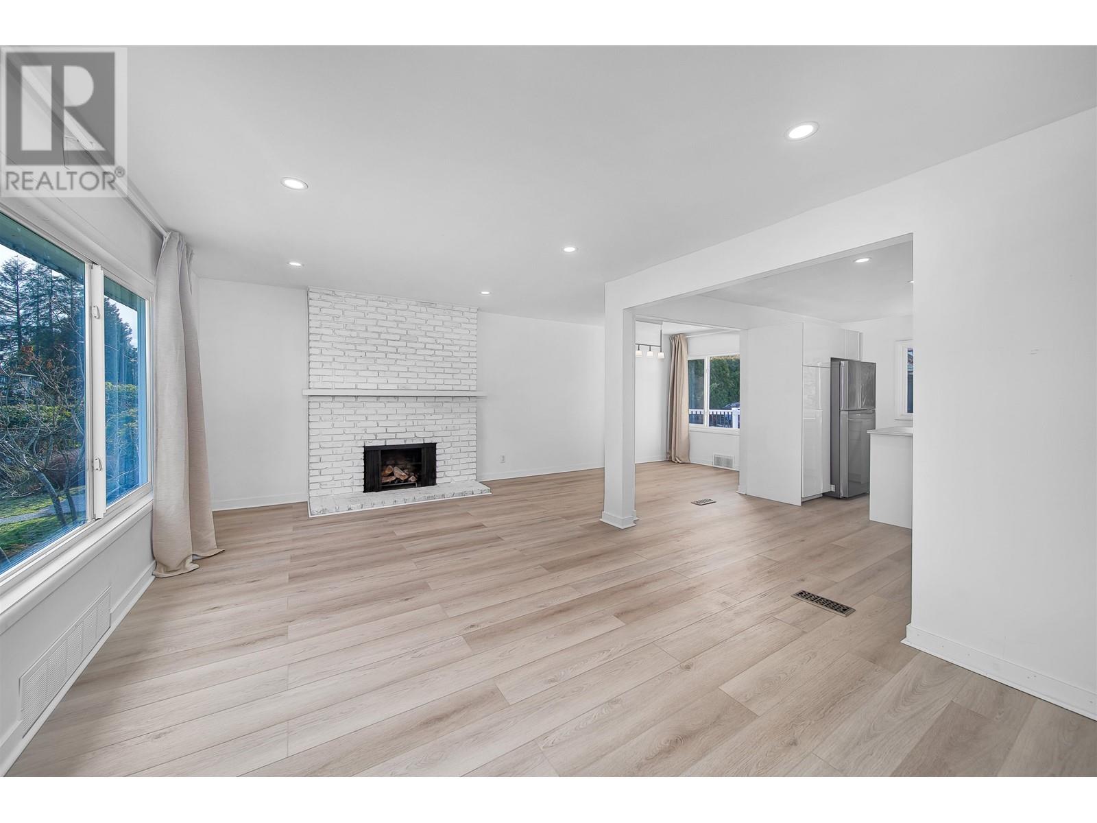 Property at 860 WHITCHURCH STREET image 5