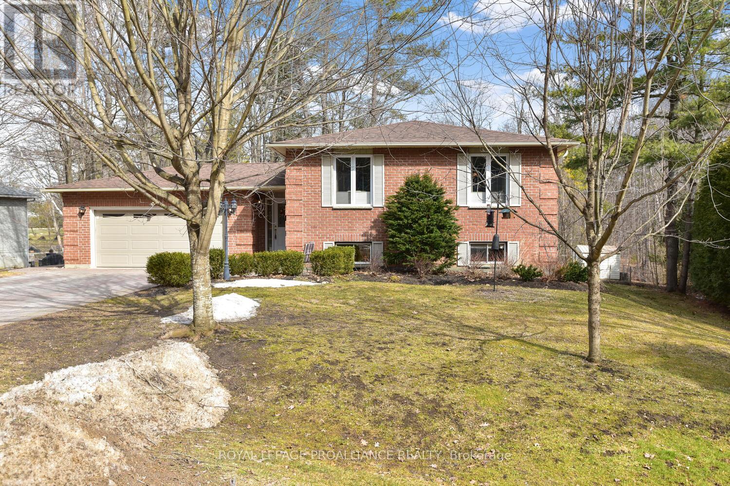 Property at 403 YOLE CRESCENT image 3