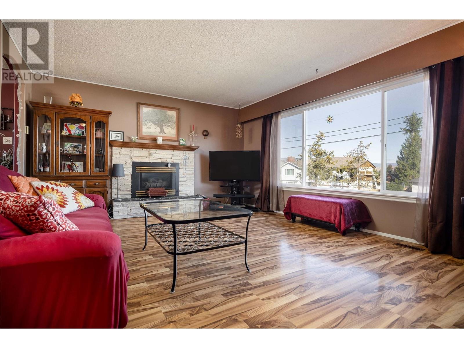 Property at 1208 38 Avenue image 4