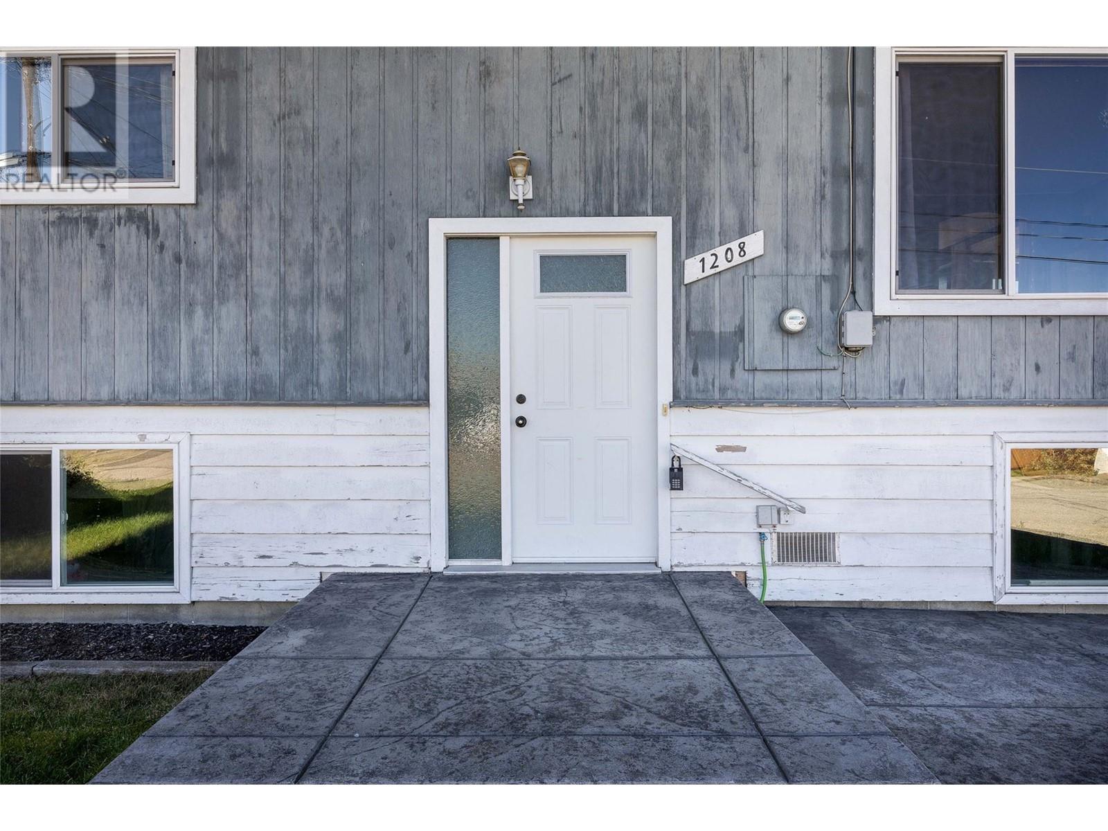 Property at 1208 38 Avenue image 3