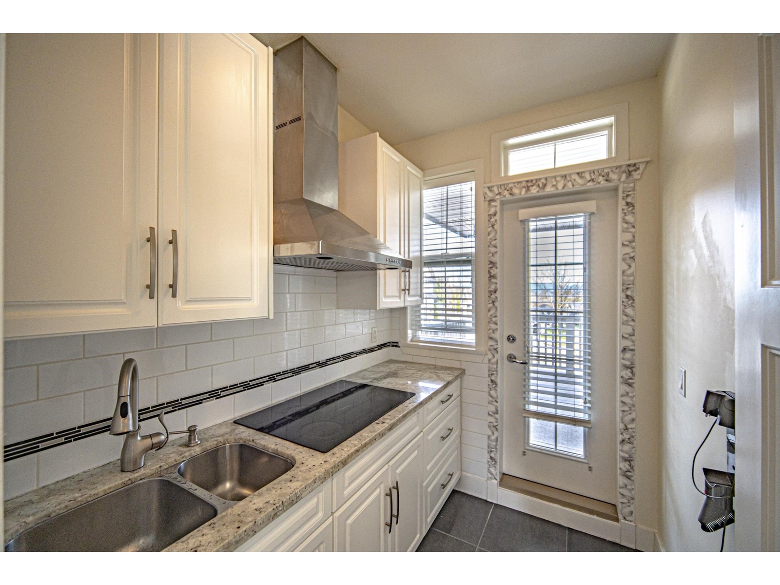 16148 28a Avenue, Surrey, British Columbia  V3Z 3Y6 - Photo 9 - R2985272