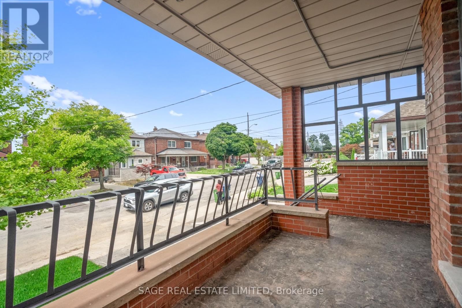 25 Chamberlain Avenue, Toronto, Ontario  M6E 4J7 - Photo 5 - W12060106