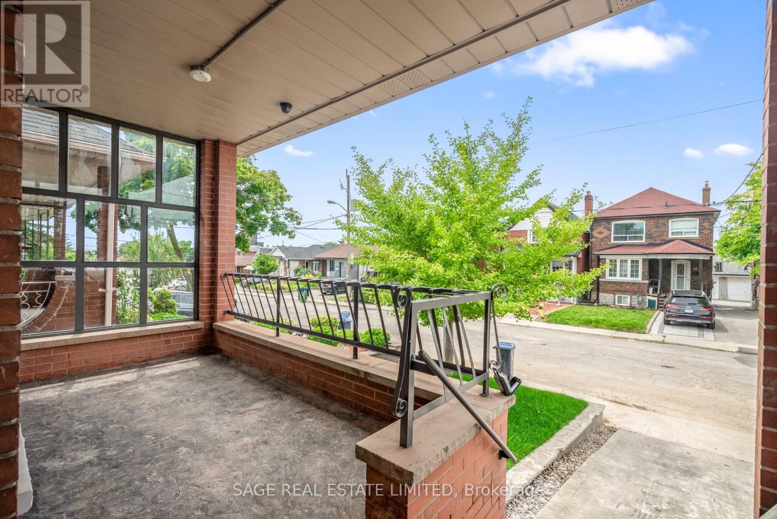 25 Chamberlain Avenue, Toronto, Ontario  M6E 4J7 - Photo 6 - W12060106