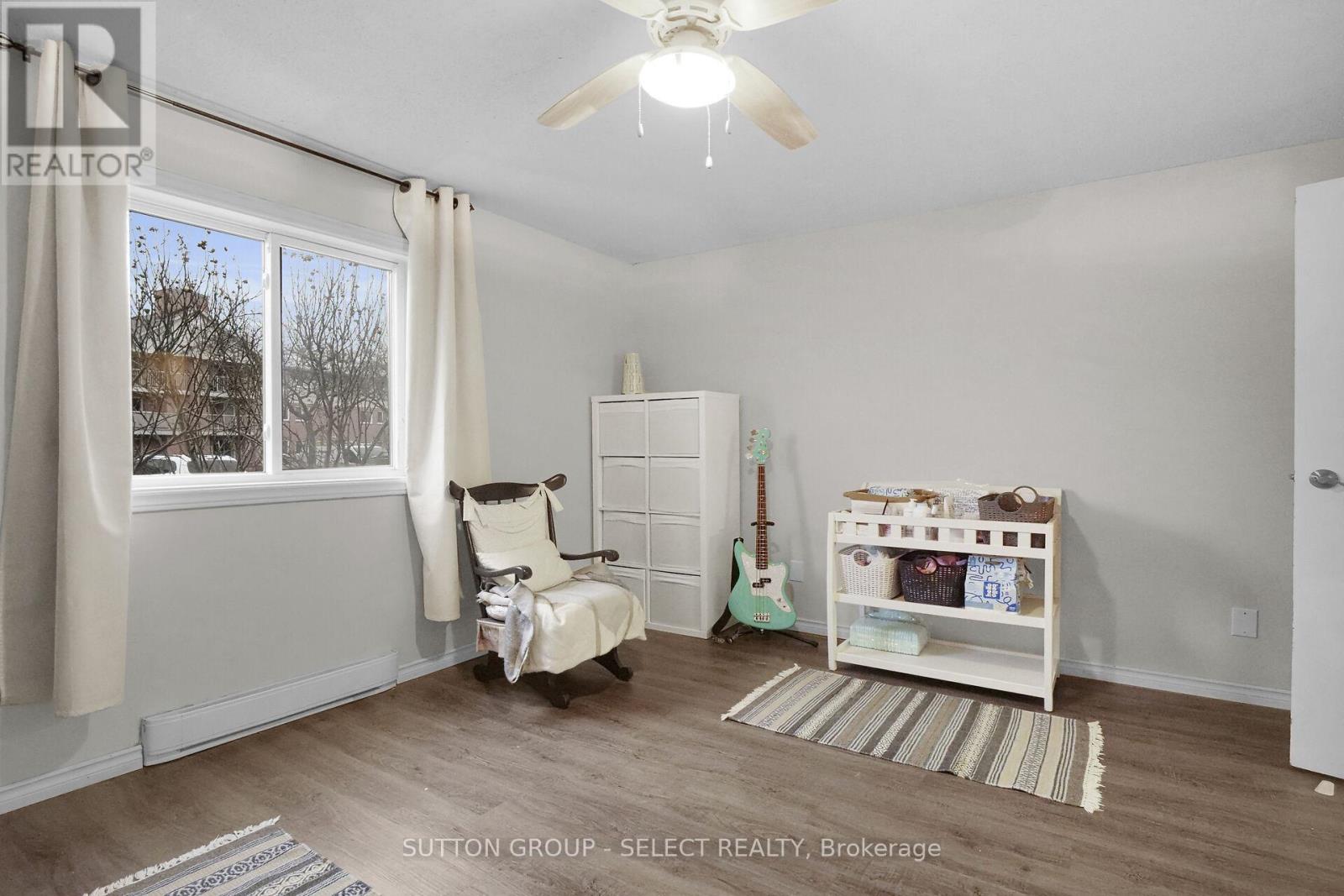 Photo 4 of 18 for 86 - 130 Conway Drive E