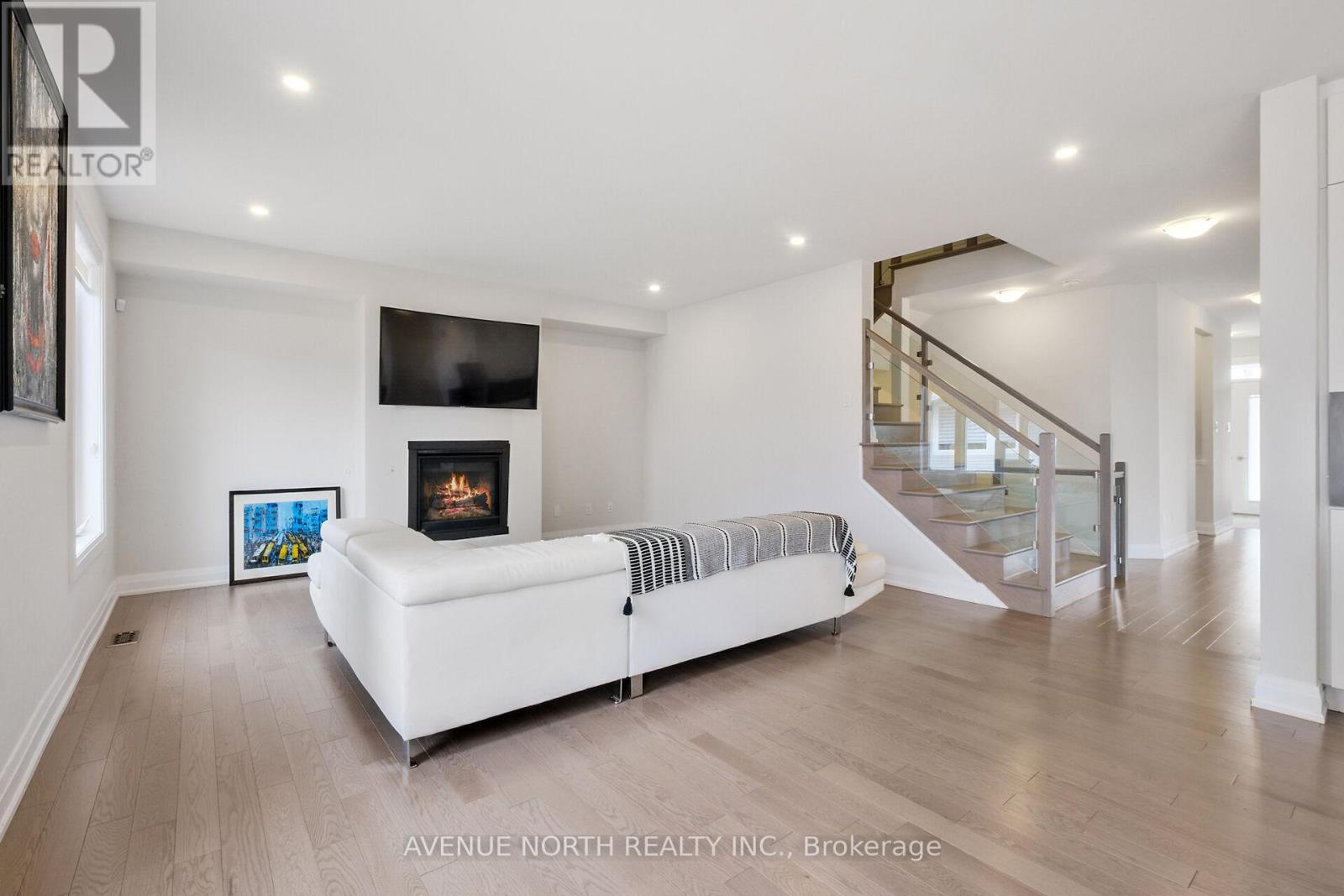 Property at 763 PETANQUE CRESCENT image 5