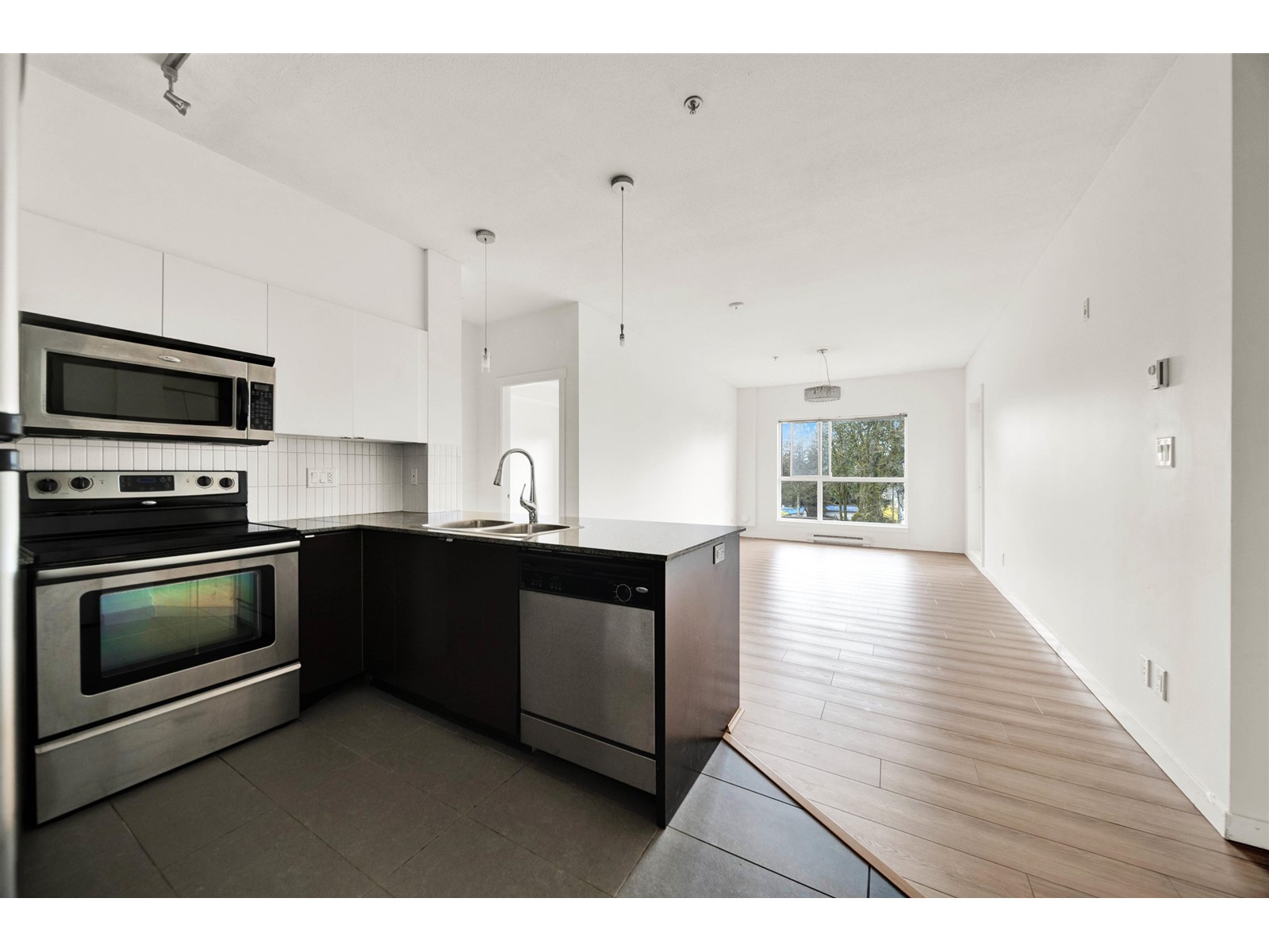 437 13733 107a Avenue, Surrey, British Columbia  V3T 0B7 - Photo 3 - R2985672