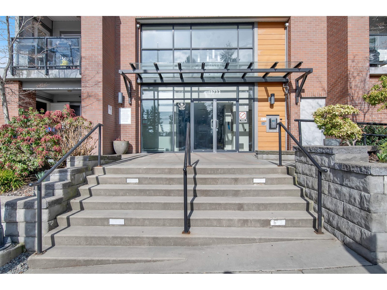 437 13733 107a Avenue, Surrey, British Columbia  V3T 0B7 - Photo 2 - R2985672