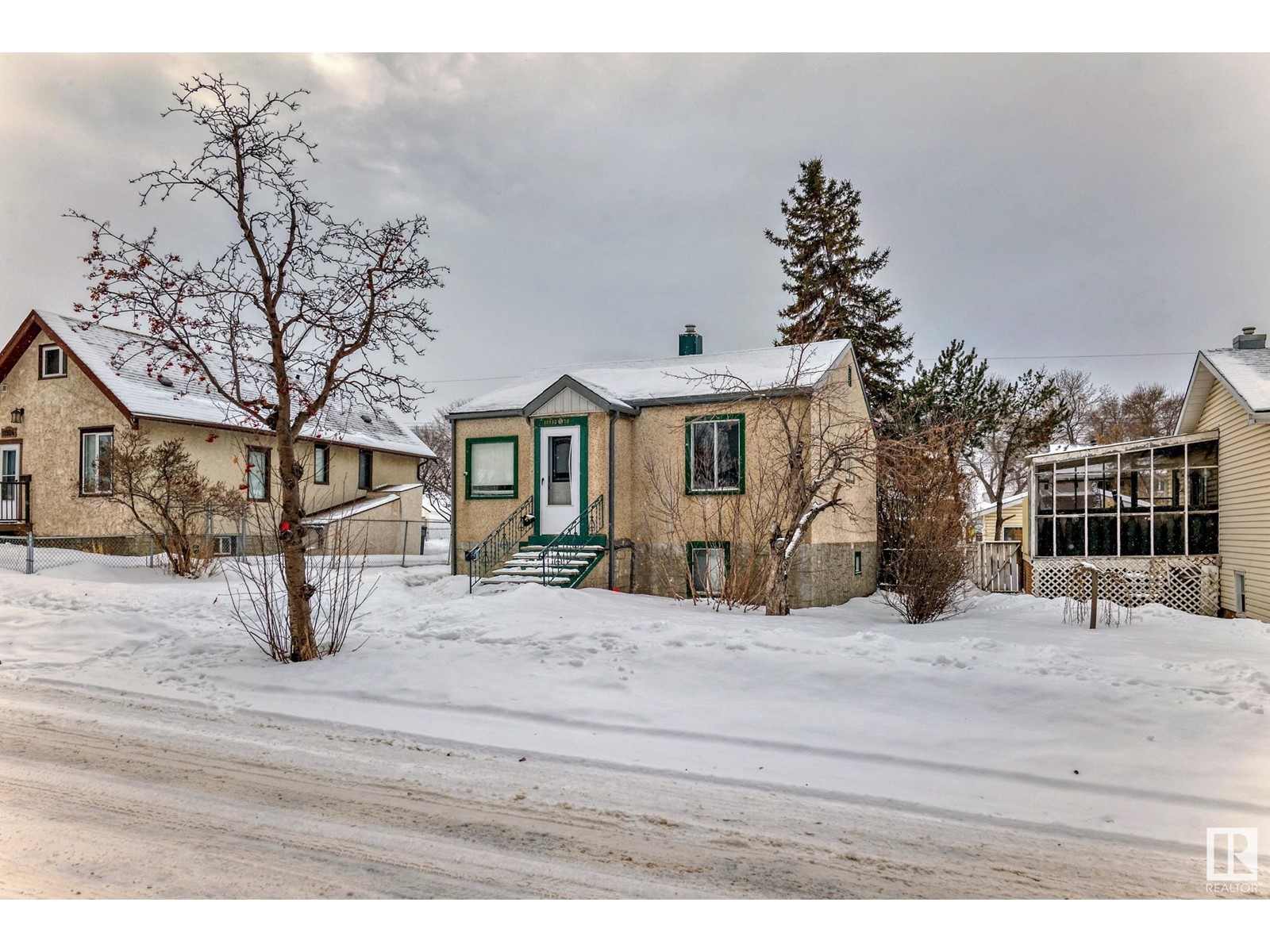 Property at 11932 70 ST NW image 1