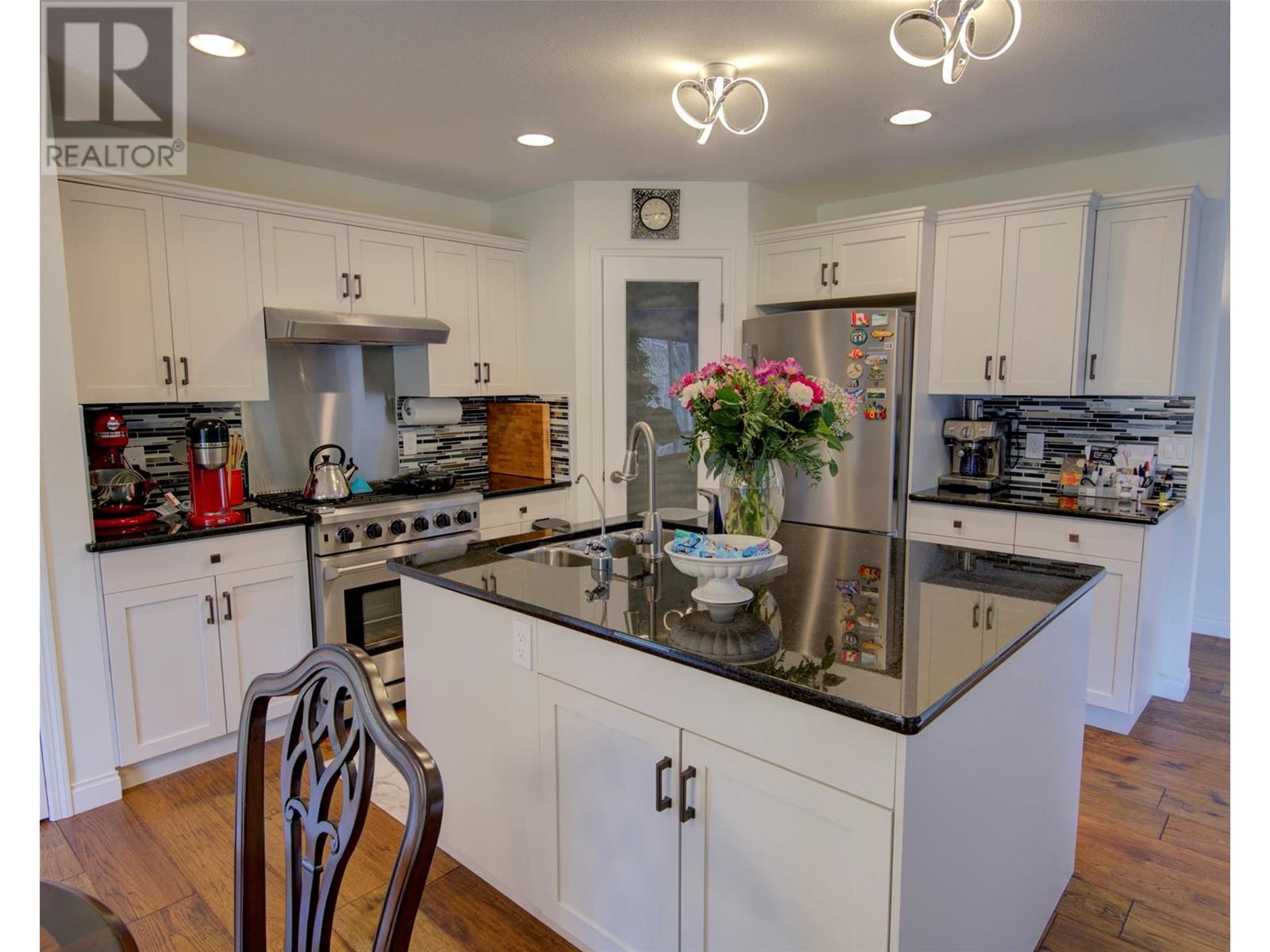 Property at 17 Kestrel Court image 2