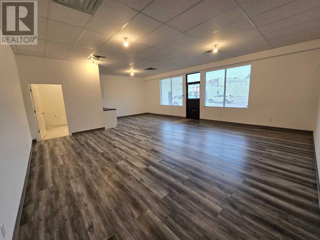 Property at 7, 5108 52 Street image 2