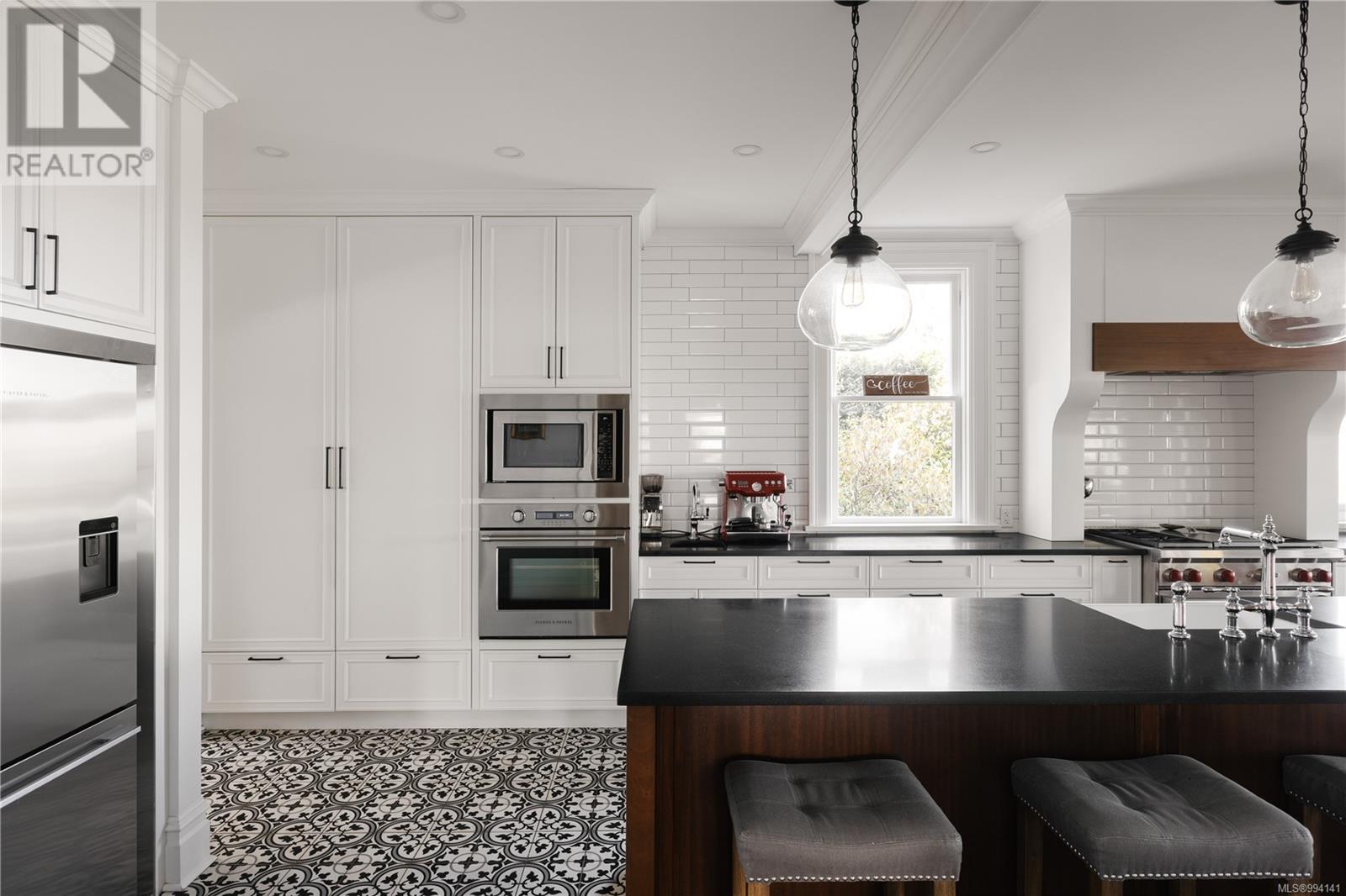 Property at 1745 Rockland Ave image 5