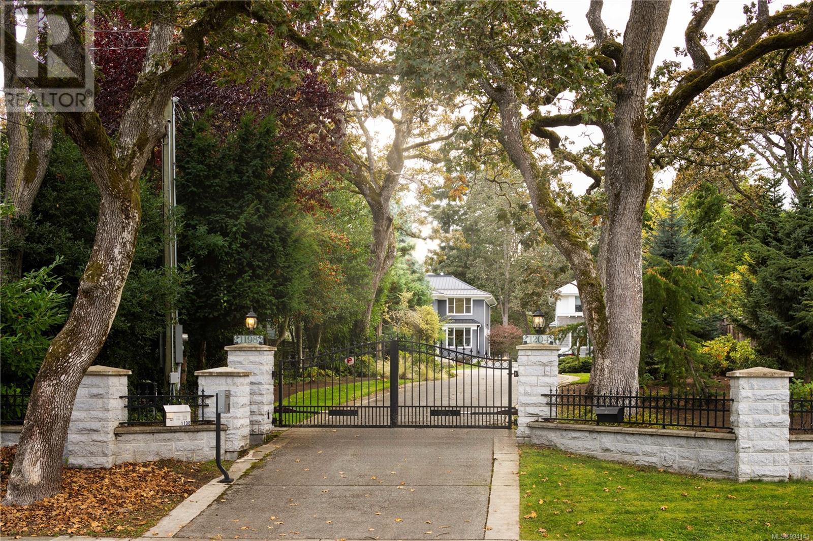 Property at 1198 Hewlett Pl image 3