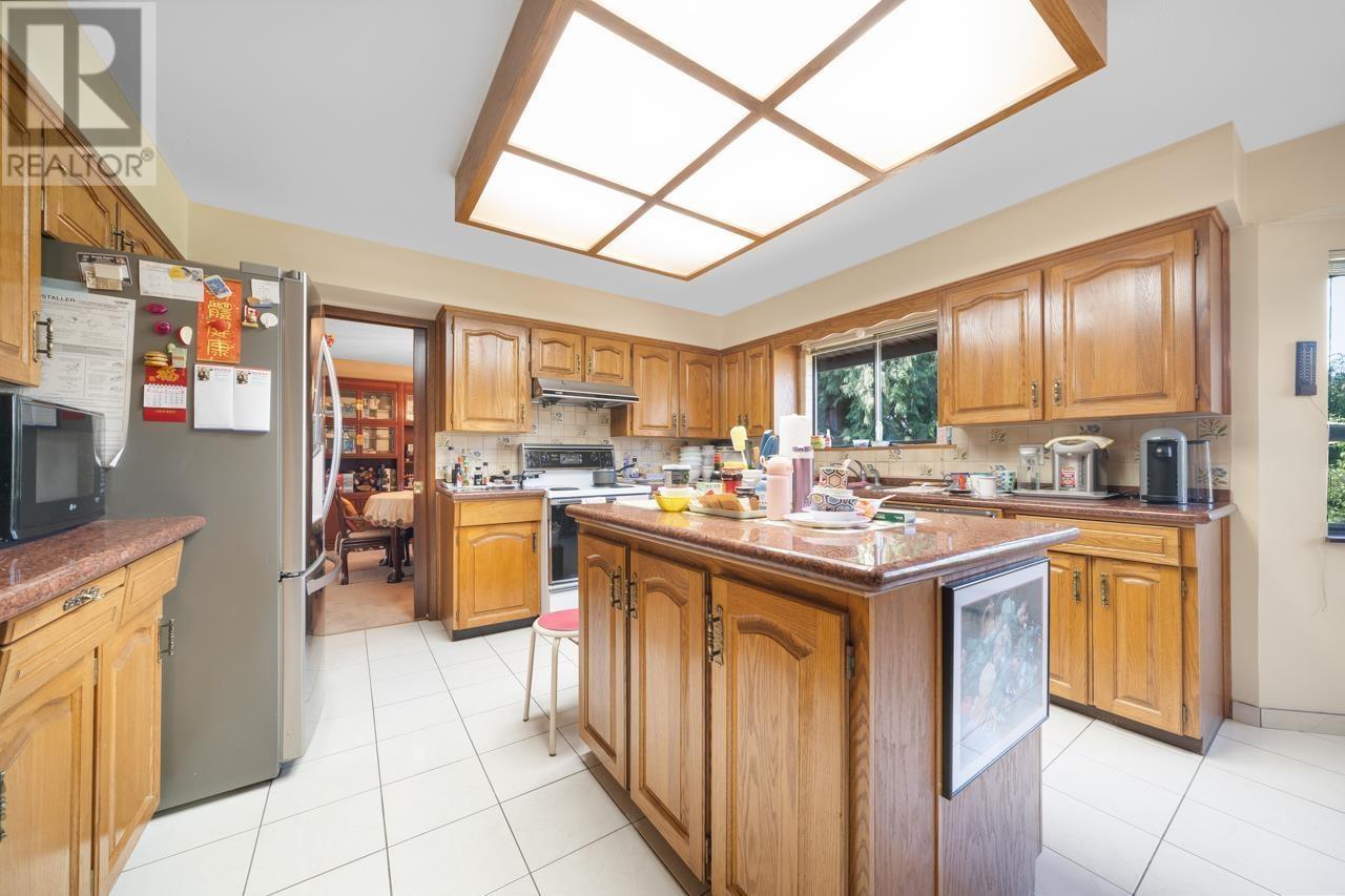 8008 Woodhurst Drive, Burnaby, British Columbia  V5A 4E7 - Photo 8 - R2985724