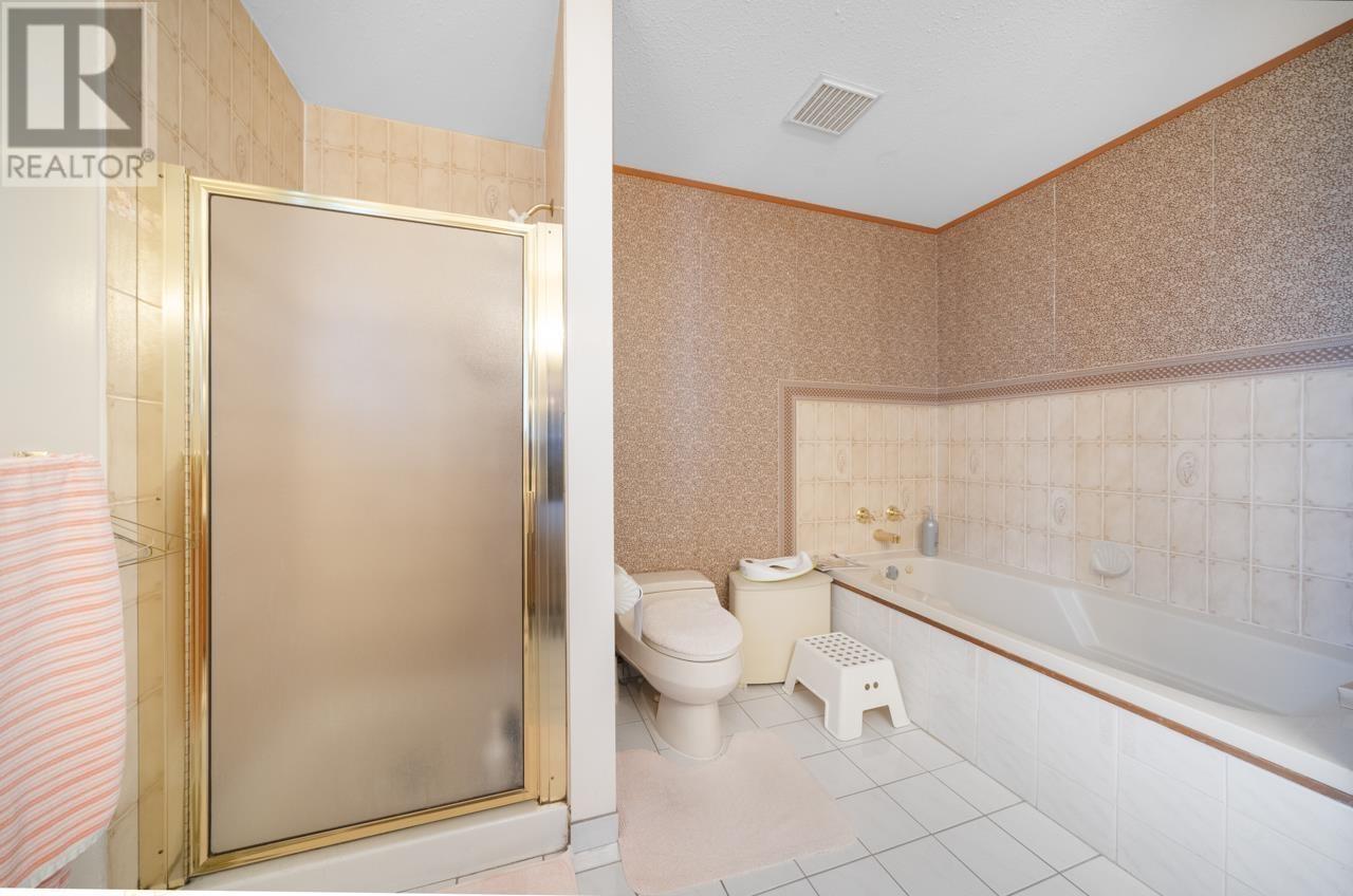 8008 Woodhurst Drive, Burnaby, British Columbia  V5A 4E7 - Photo 12 - R2985724
