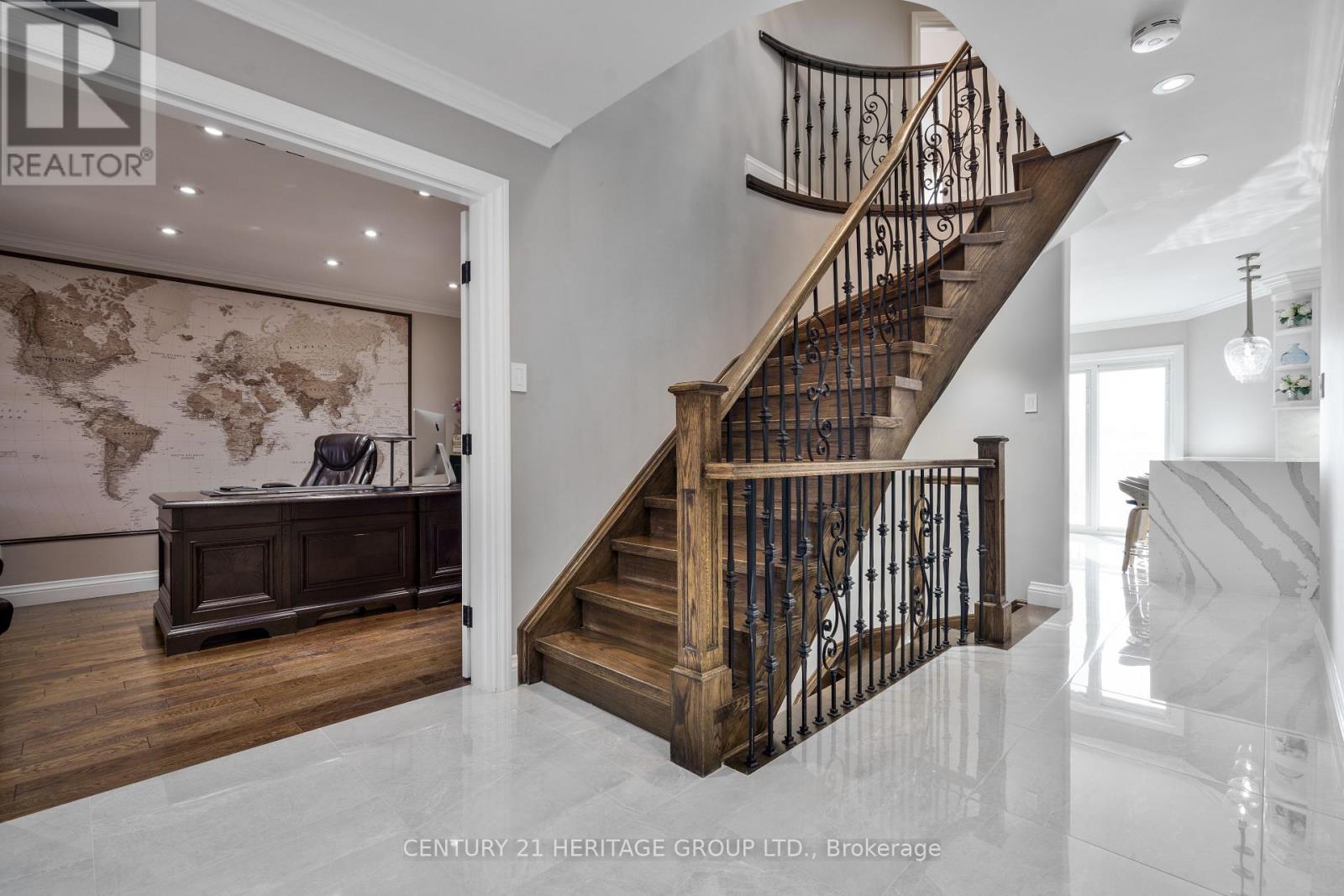 Property at 20 FOX RUN LANE image 4