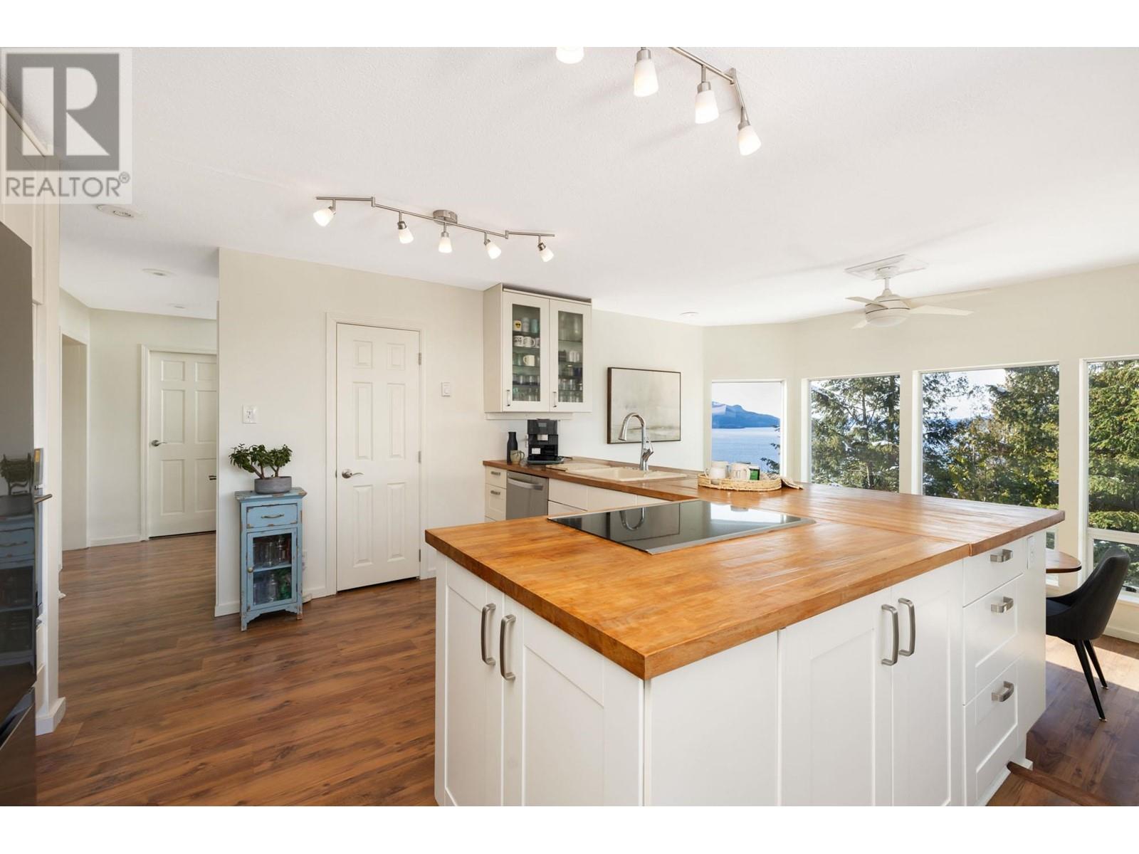 110 Kelvin Grove Way, Lions Bay, British Columbia  V0N 2E0 - Photo 11 - R2985887