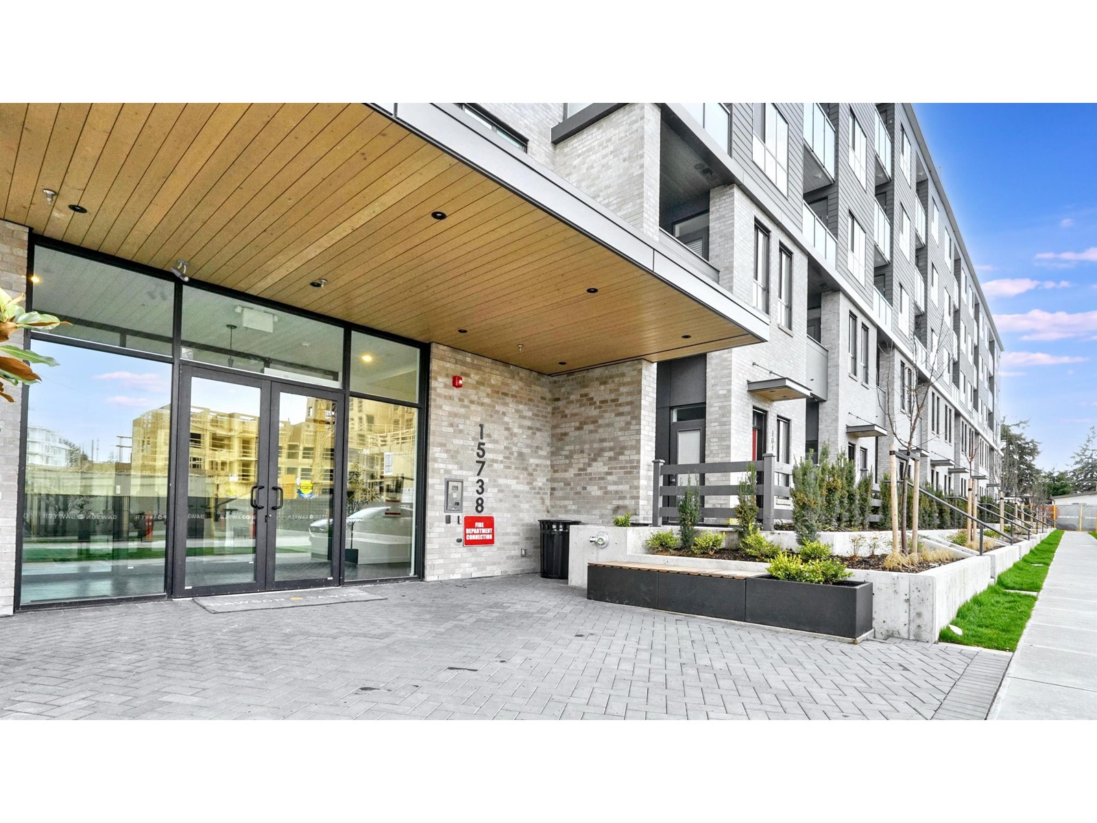 404 15738 85 Avenue, Surrey, British Columbia  V4N 6Y1 - Photo 2 - R2985889