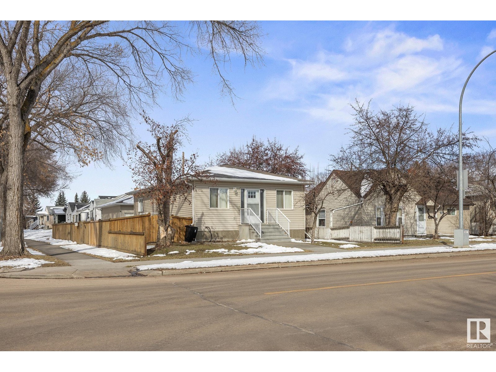 Property at 9530 122 AV NW image 2