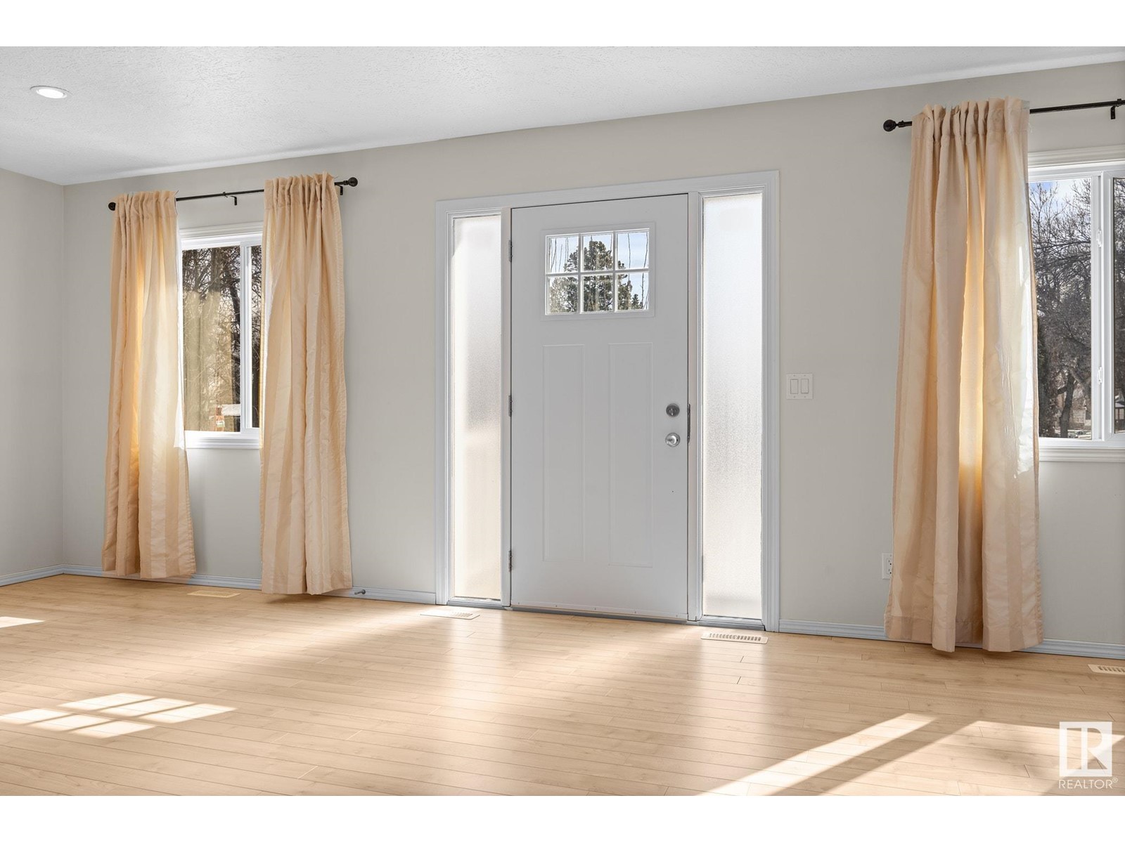 Property at 9530 122 AV NW image 4